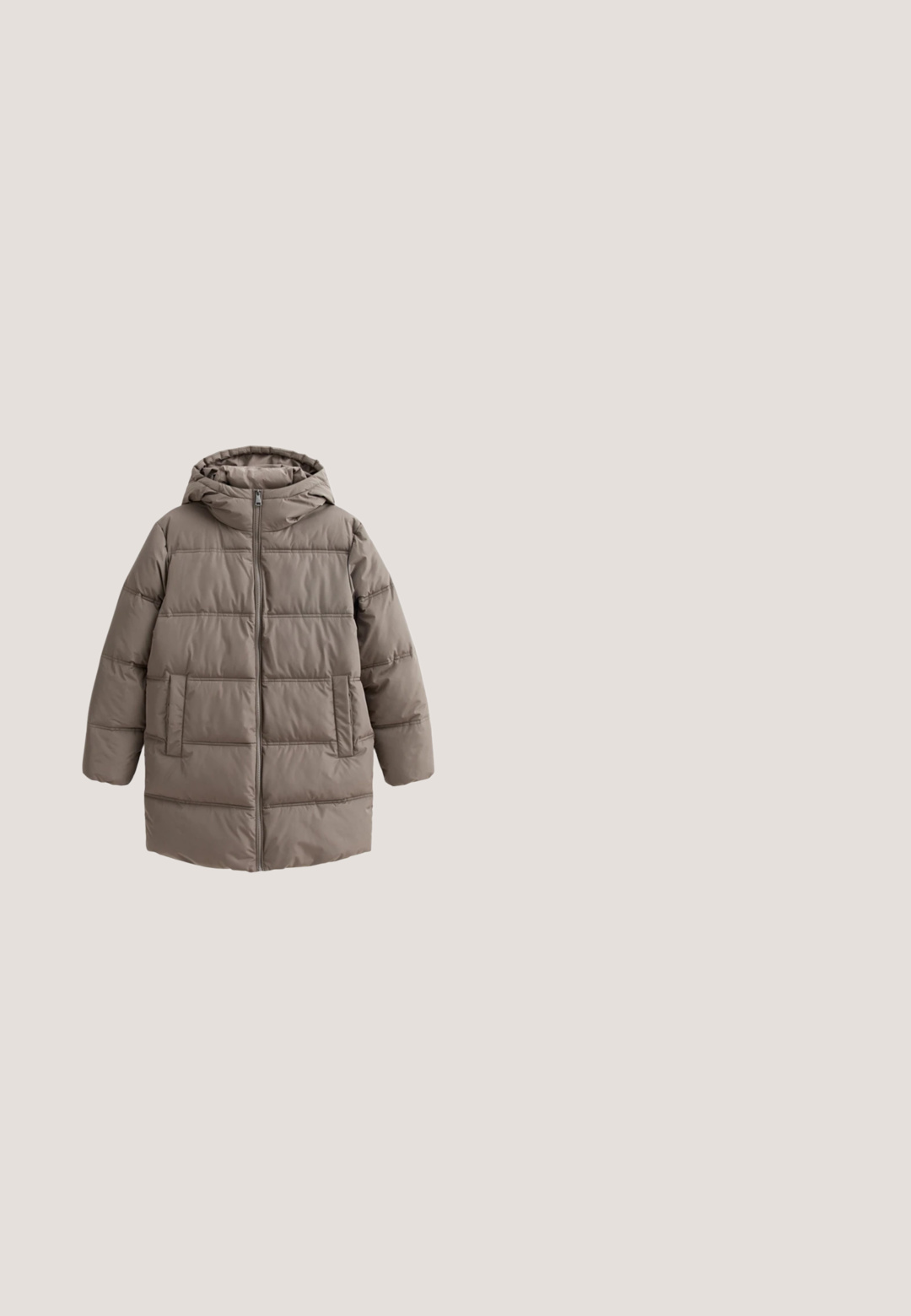 Manteau matelassé taupe avec capuche, manches longues, fermeture éclair sur le devant et poches latérales, conçu pour les temps froids.; Pull en beige court en tricot doux. Présente un col rond, des manches longues et des bords-côtes aux poignets et à l'ourlet pour une texture supplémentaire.; Haut beige en maille texturée à manches courtes avec un col rond haut et une coupe ample sur fond blanc.; Leggings en maille brune avec une large taille élastiquée. Le tissu a une texture lisse et un design ajusté, se rétrécissant au niveau des chevilles.; Gooce MINDIKI  - Bottes de neige - taupe; Sac en cuir marron texturé avec poche avant à boucle, poche zippée sur le dessus et bandoulière réglable sur fond blanc.