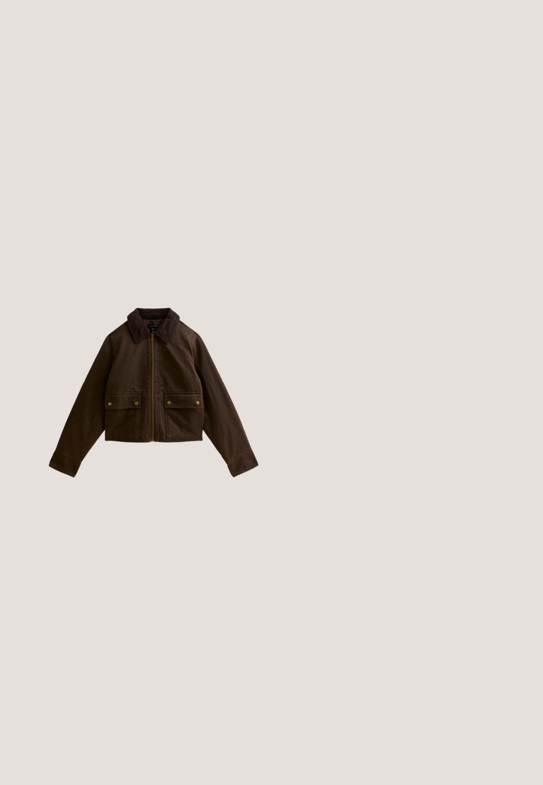 Bruine cropped jas van stevig materiaal, met een donkerbruine fluwelen kraag, een centrale rits en twee voorste klepzakken met gouden knopen.; Bruine gebreide trui met een V-hals, voorzien van geribbelde manchetten en zoom, met verticale textuurstripes en een ontspannen pasvorm.; Korte mouwen t-shirt met ronde hals in een gedempt mauve kleur, gemaakt van zachte katoen met een gladde textuur en rechte zoom. Volgende merklabel inbegrepen.; Blauwe denim boyfriend jeans met omslagen, vooraan knoop- en ritsluiting en zichtbare voorzakken.; Donkerbruine suède enkellaars met platte zool, ronde neus en minimale stiksels langs de zijkant, weergegeven in profiel op een witte achtergrond.; Bruine suède handtas met bovenhengsel en verstelbare schouderriem, met goudkleurige hardware en een zachte, rechthoekige vorm.
