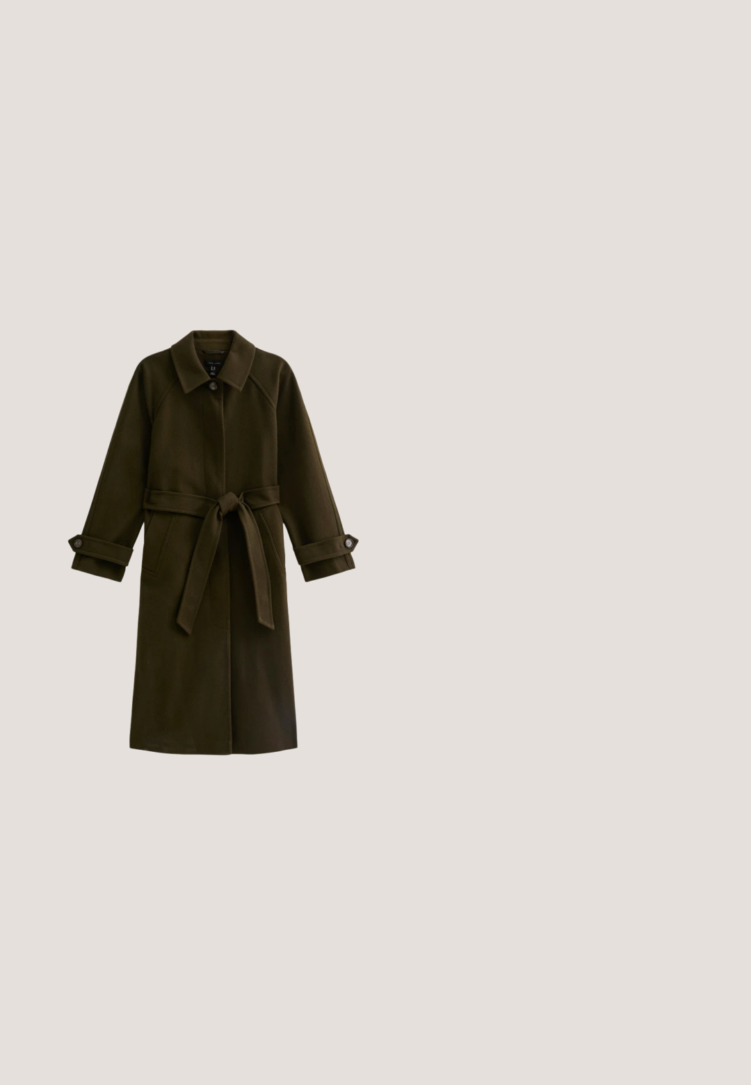 Long manteau vert olive en matériau doux, doté d'une taille ceinturée, de poignets boutonnés et de deux poches latérales. Design de col classique.; Cardigan oversize marron en mélange de laine douce. Il présente un décolleté en V profond, une fermeture à boutons et deux poches avant. Design minimaliste, finition texturée.; Chemise marron à manches longues en tissu lisse. Elle présente un col rond et un ourlet droit, sans motifs ni accents visibles.; Pantalon large marron foncé avec taille élastique et cordon de serrage à l'avant, en tissu doux et texturé.; Mocassin marron en daim à enfiler avec un petit talon, des coutures le long de la semelle et un bout arrondi simple.; Grand sac à épaule en daim brun foncé avec une large bandoulière et une forme souple et décontractée, présenté sur un fond blanc.