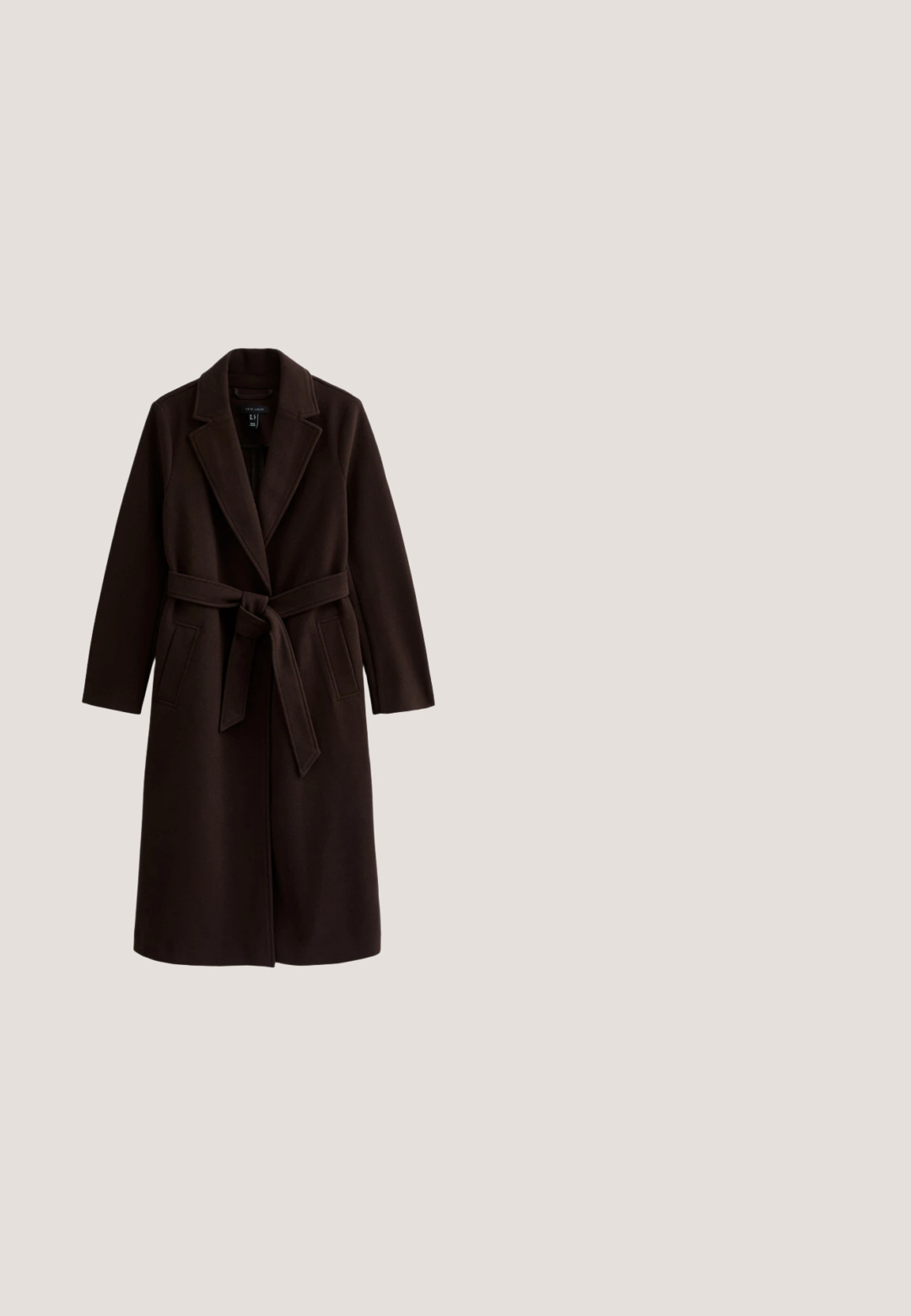 Bruine, riem-coat met lange mouwen, ingesneden revers en twee voorkeurszakken. De stof lijkt glad met een gestructureerd ontwerp.; Lichtbeige longsleeve V-hals shirt met een klein rond logo vlak bij de zoom op een witte achtergrond.; Beige wijde broek met hoge taille, voorzien van voorplooien en een soepele textuur. Op maat gemaakt ontwerp met riemlussen en zonder zichtbare zakken.; Zwarte leren instappers met een gladde afwerking, voorzien van een decoratieve band en een lage rubberen hak. Slank ontwerp met een ronde neus.; Bruine leren handtas met een gestructureerde afwerking, een centrale riemsluiting en brede schouderhengsels. Gebogen vorm met een stevige onderkant.; Zwart leren horlogebandje met een ovale kast in goudkleur, zwarte wijzerplaat en gouden uurmarkeringen. Voorzien van een kleine kroon aan de rechterzijde.