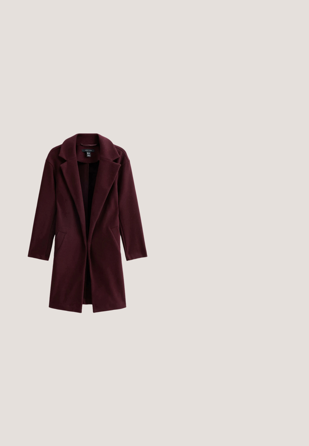 Manteau long bordeaux en tissu doux, avec un col cranté, une ouverture devant et deux poches latérales. Texture lisse, manches mi-longues.; Pull en maille rouge avec un motif en relief en forme de câble, encolure ronde et manches longues. Coupe courte avec des détails en bord-côtes.; Haut en maille côtelée noire à manches longues avec encolure ronde et ourlet légèrement incliné, conçu pour une silhouette ajustée.; Tissu en velours côtelé noir avec des côtes verticales, présentant des poches et une taille, offrant une apparence texturée.; Botte en cuir noir haute à lacets avec un talon épais sur une surface en bois, herbes vertes floues en arrière-plan.; Sac à main en daim noir à silhouette courbée, avec finitions en cuir et une boucle dorée au centre. Deux anses d'épaule.
