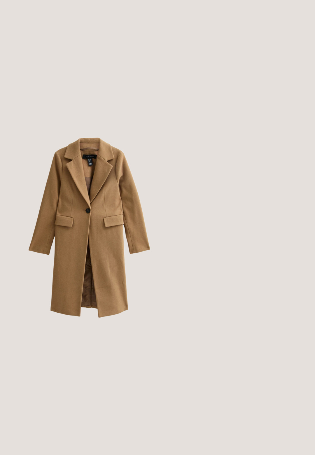 Brun uld-blandet frakke med notch krave, enkelt knaplukning og to forlommer. Glat tekstur og mellemlang design.; JDY JDYELBA LIFE ROLL NECK - Striktrøje - sandshell; Grå brede bukser lavet af struktureret stof, med høj talje og frontfolder, uden synlige lommer eller hardware detaljer.; Brun læder Chelsea-støvle med elastisk sidepanel, trækstrop ved hælen og kraftig udvendig sål.; Brun og bordeaux ternet tørklæde med en blød tekstur, afsluttet med frynser i enderne og et lille hvidt mærke med brandnavnet.; Tan læder sadeltaske med en buet form, bronzefarvet hardware og et guldaccent på fronten. Justerbar strop for alsidig bæring.