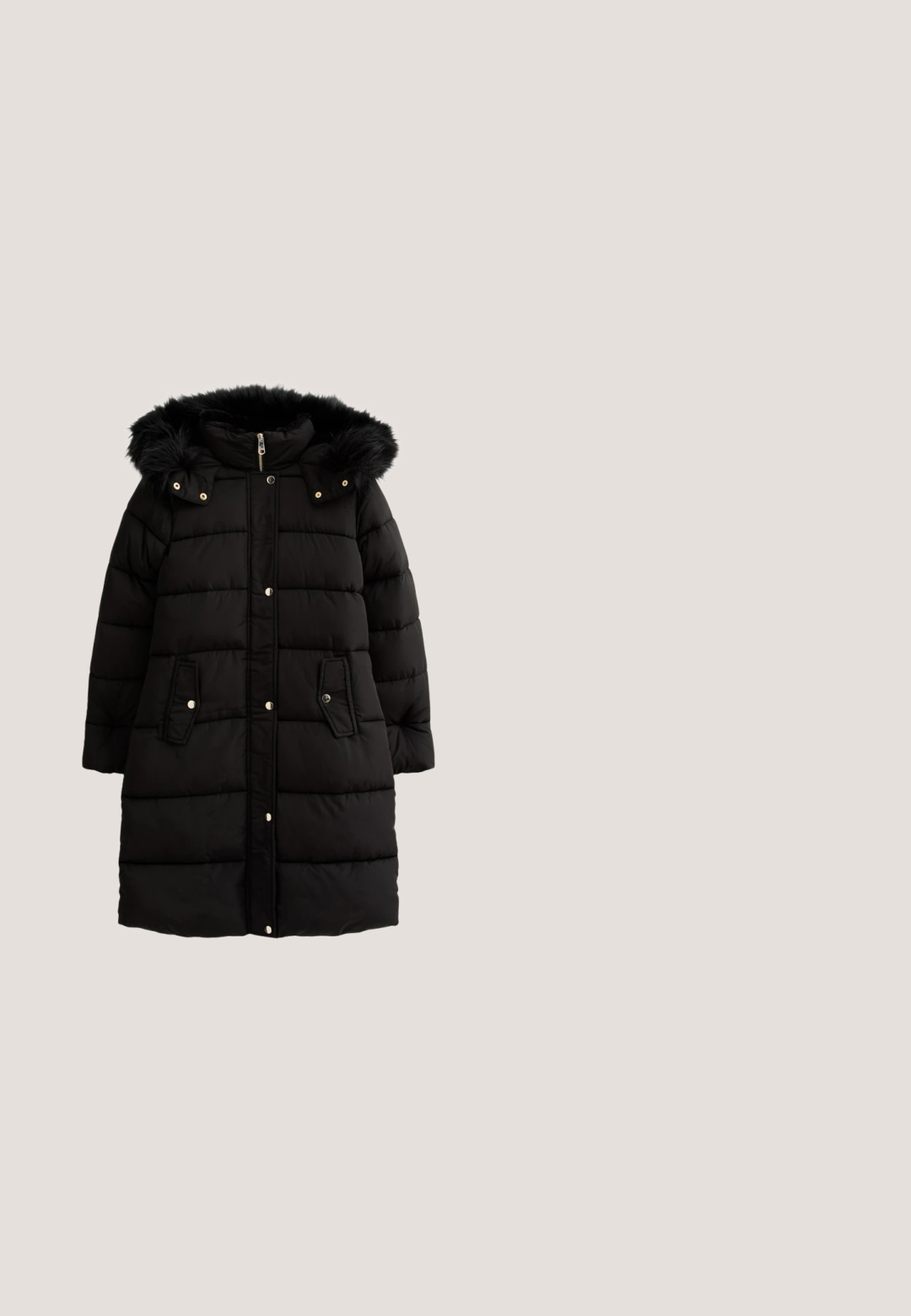 Manteau en duvet noir avec capuche en fausse fourrure, fermeture éclair, boutons-pression et deux poches avant. Comprend des sections matelassées pour l'isolation.; Pull noir à col en v avec des manches longues, présentant une texture côtelée et une coupe décontractée. Le matériau semble doux et légèrement ample.; Next TALL - Jean slim - washed black; Bottine noire avec deux sangles réglables et boucles en laiton, petit talon empilé et semelle en caoutchouc robuste.; Sac à main Valentino noir avec deux poignées, bandoulière réglable et logo doré sur le devant, présenté sur fond blanc.; Bracelet en or avec un accent en forme de "Y" orné de zircon cubique transparent et d'une petite pierre ronde, design ouvert pour un ajustement réglable.