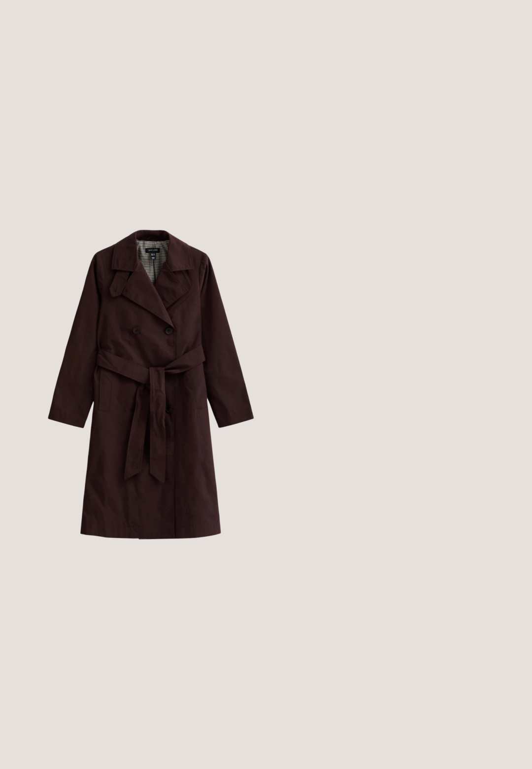 Brun trenchcoat lavet af et tekstureret stof. Har dobbeltbrystet knapper, et bælte og enternetning med ternet indvendig foring.; Langærmet top med en off-white bund og sorte vandrette striber. Har både bådudskæring og udvidede ærmer. Blød stoftekstur.; Mørkeblå brede denim bukser med forlommer og bæltestropper, lagt fladt på en hvid baggrund.; Sort gummistøvle med rund tå og struktureret sål. Har en spænde-detalje og brandlabel på den øverste side. Glat overflade og høj design.; Brune, store pilotbriller med rosafarvede linser og små guldbeklædte nitte-detaljer på stellets forreste kanter.; Brun ruskinds skuldertaske med et buet design, en bred åbning og kontrasterende syninger langs sømmene. Den bløde tekstur forbedrer grebet.