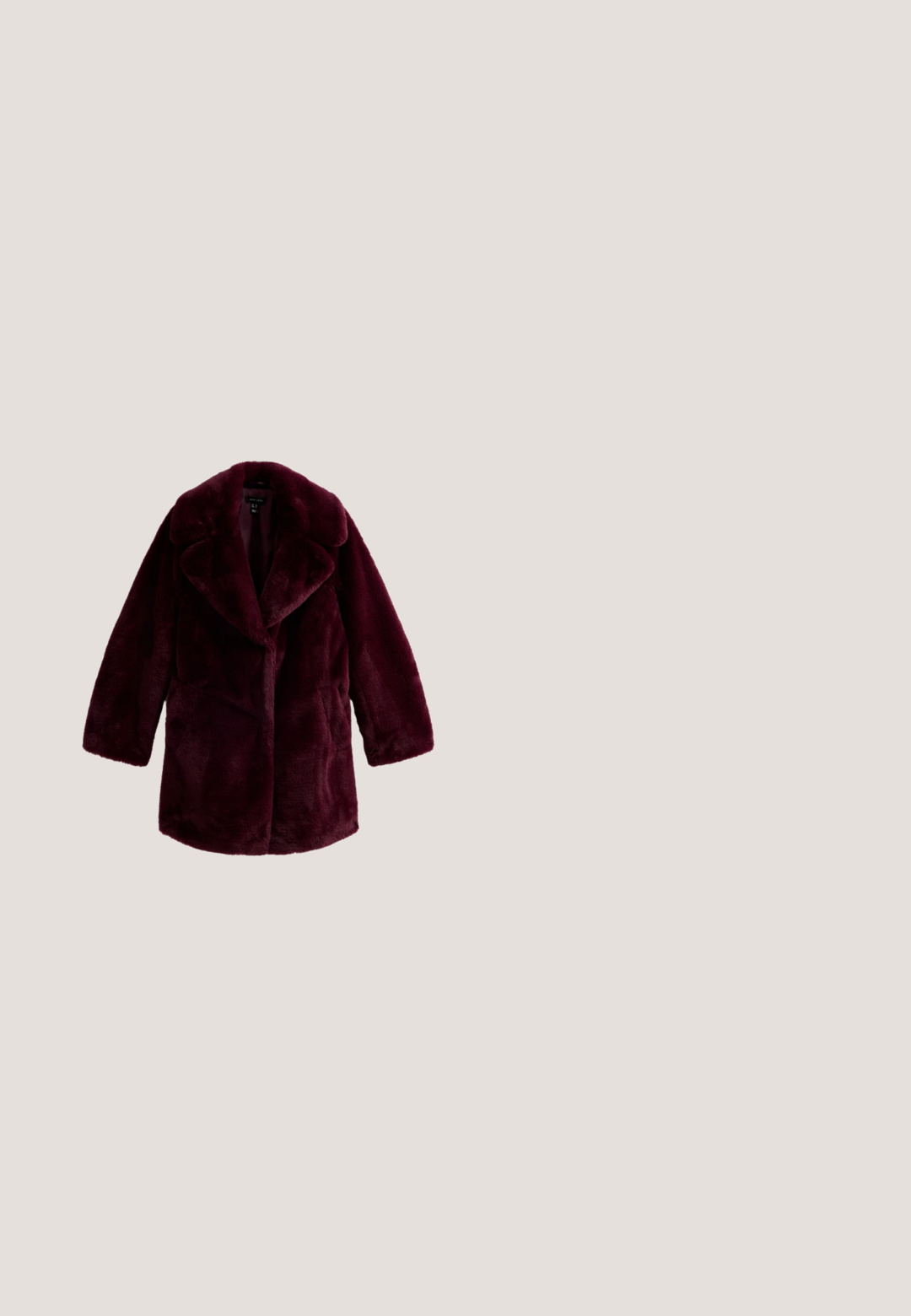 Bordeaux faux fur frakke med en stor krave, lange ærmer og uden lukninger, med en blød, plysset tekstur hele vejen igennem.; Rød og sort leopardmønstret kjole med lange ærmer, en nøglehulhalsudskæring og en glat stofstruktur. Har en lynlåslukning bagpå.; Sorte knæhøje læderstøvler med en glat overflade, rund tå, kraftig sål og lynlåslukning. Har sølvlogo på siden.; Sorte katteøje-solbriller med mørke linser og guld-accenterede metalarme. Materialet ser blankt ud med en glat finish.; Sort quiltet læderhåndtaske med en guldfarvet lås med fugledekorationer, en struktureret form, top håndtag og aftagelig kæderem.; Guld ørestikker formet som firkløver med hvide perlemorscentre og graveret tekst rundt kanterne.
