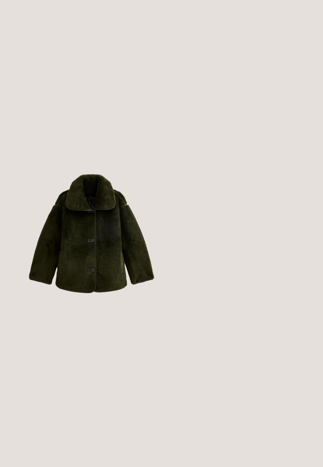 Veste en fausse fourrure verte avec un large col, des manches longues et deux fermetures à boutons noirs à l'avant. Texture douce et coupe décontractée.; Top vert olive à manches longues avec une couche à volants blanche au niveau de l'encolure et de l'ourlet, avec une couture centrale à l'avant.; Jupe mini en simili cuir vert olive avec poches latérales, texture lisse et design simple à coupe droite. Comprend une couture avant dissimulée.; Bottines en suède vert avec un bout arrondi, des détails cousus et une semelle texturée. Présente un tirant à l'arrière pour un enfilage facile.; Sac à main en cuir vert olive avec doubles poignées, poche avant zippée, détails de boucles et longs pompons sur fond blanc.; Boucles d'oreilles dorées en forme de goutte organique, dotées d'une surface lisse et réfléchissante ainsi que d'une fermeture à clou sécurisée.