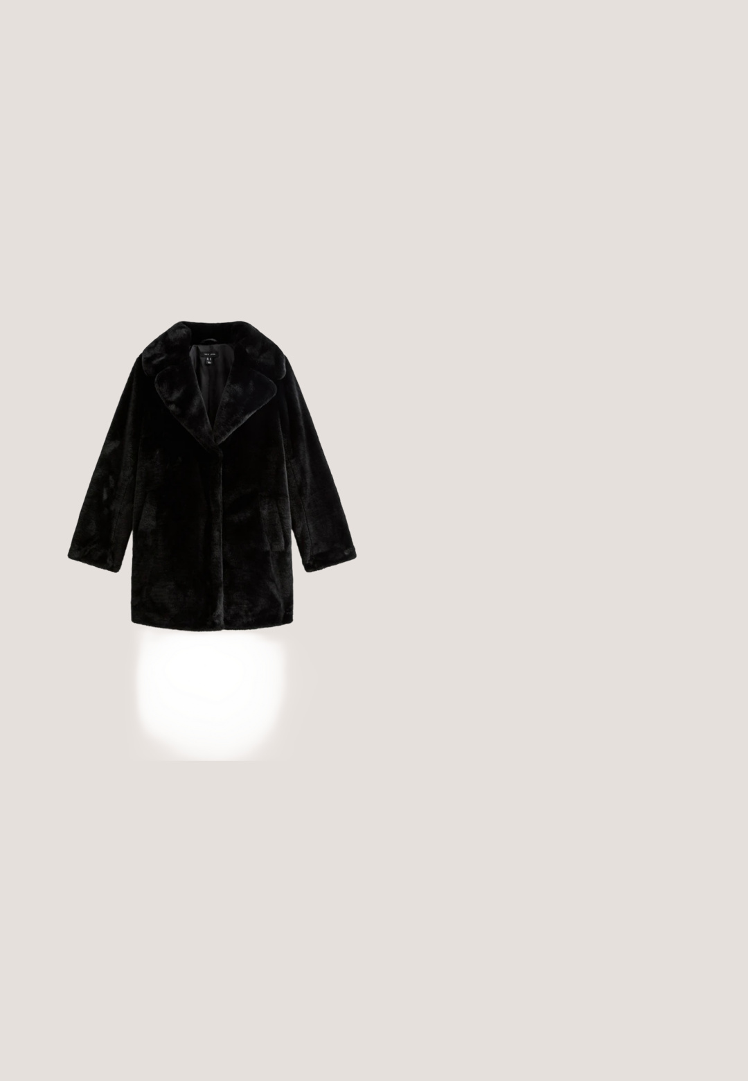 Zwart faux fur jas met een brede kraag, lange mouwen en een middellange snit. Gladde textuur, geen zichtbare sluitingen en twee zijzakken.; Zwarte satijnen blouse met een puntkraag, lange mouwen, een knoopsluiting aan de voorkant en een getailleerd ontwerp. Gladde textuur met naaddetails.; Zwarte wijde broek gemaakt van soepel materiaal, met een hoge taille, voorplooien en een getailleerde pasvorm voor een strakke silhouet.; Zwarte gepatineerde leren slingback hak met een spitse neus, een glanzende afwerking, verstelbare gespsluiting en een unieke taps toelopende blokhak.; Zwarte leren handtas met bovenhandvat, afneembare schouderriem en gouden rechthoekige sluiting op de voorspat.; Gouden oorbellen met hartvormige hangers, geaccentueerd door een rij van kleine strass-steentjes op de ring. Reflecterend, glad oppervlak.
