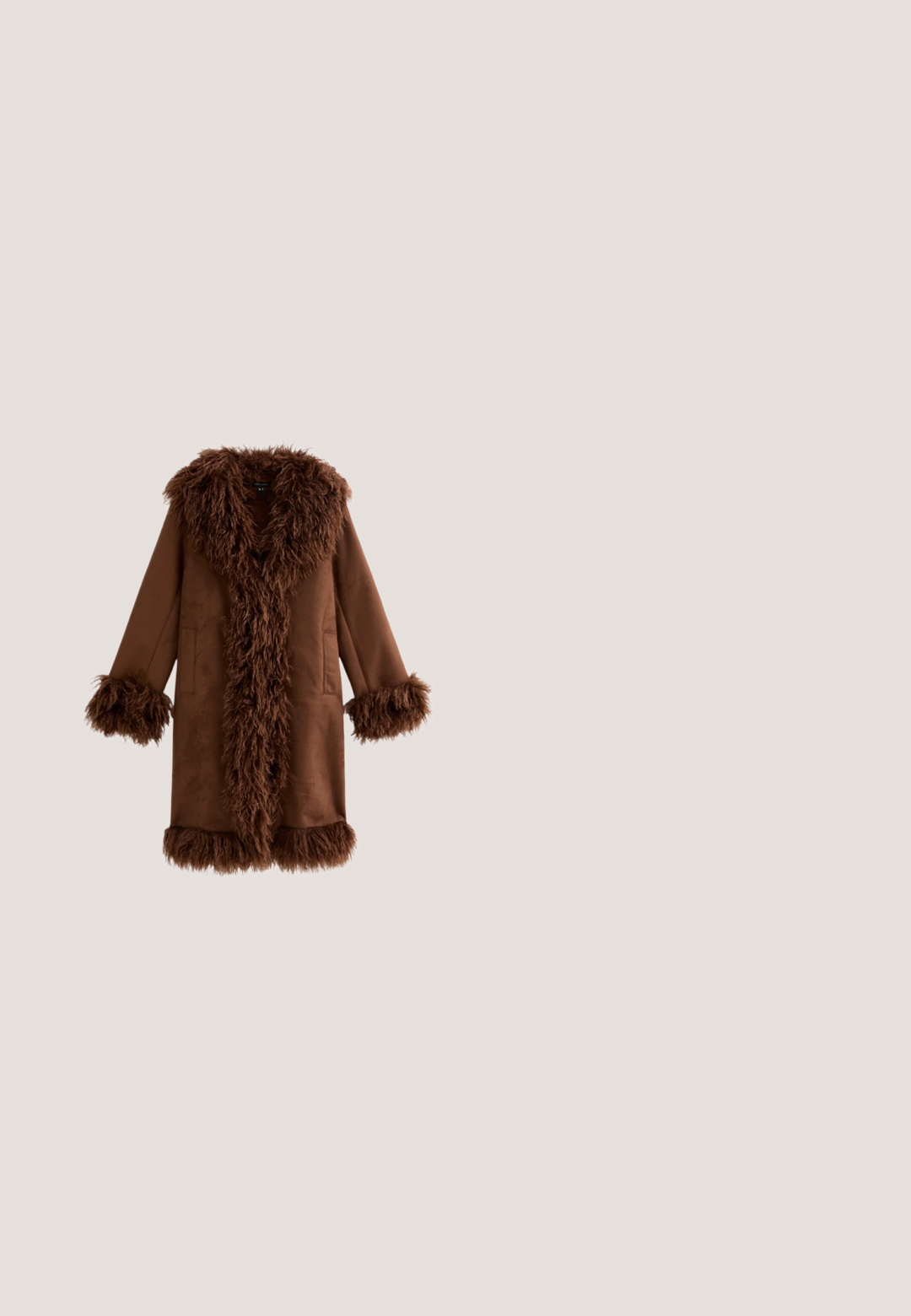 Manteau en fausse fourrure marron avec un col et des poignets duveteux, présentant un corps en tissu lisse et uni, ainsi que des poches latérales, conçu dans un style mi-long.; Robe maxi sans manches marron avec un décolleté rond, texture lisse et coupe droite, conçue pour un ajustement décontracté.; Escarpin noir à bout pointu avec fines brides de cheville et fermeture à boucle argentée sur fond clair uni.; Lunettes de soleil écaille de tortue marron avec des verres angulaires, dotées de verres teintés roses et de branches élégantes. Détail du logo minimaliste sur une branche.; Sac bandoulière en cuir noir tressé avec une lanière unique tressée et une forme douce et rectangulaire arrondie.; Collier en chaîne dorée mettant en avant un bijou en pierre noire au centre, monté de manière ornée avec de petites accents. La chaîne est équipée d'un fermoir et d'une longueur ajustable.