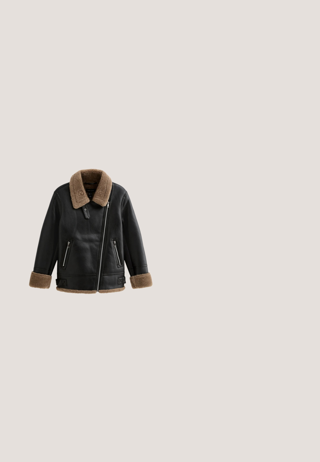 Schwarze Lederjacke mit einem braunen Lammfellkragen und -manschetten; ausgestattet mit zwei Reißverschlusstaschen und einem diagonalen Reißverschluss vorne.; Midi-Kleid mit langen Ärmeln in Dunkelrot, mit U-Boot-Ausschnitt und dezenter Seitenraffung, vor nüchternem weißem Hintergrund.; Schwarze Leder-Cowboystiefel mit spitzem Fuß und klobigem Absatz, die ein glattes Finish und ein elegantes Design aufweisen, kombiniert mit einem grauen Rock.; Schwarze rechteckige Sonnenbrillen mit Verlaufsgläsern, dicken Rahmen und metallischen Akzenten; leicht übergroß und geometrisches Design.; Rote Wildlederhandtasche mit geschwungener Klappe, goldenem C-förmigen Verschluss, kurzem schwarzem und rotem Schulterriemen und kleinem Anhänger an der Seite.; Zarter Goldkettenarmband mit kleinem, glattem Herzanhänger und verstellbarem Verschluss mit zusätzlichen Gliedern.