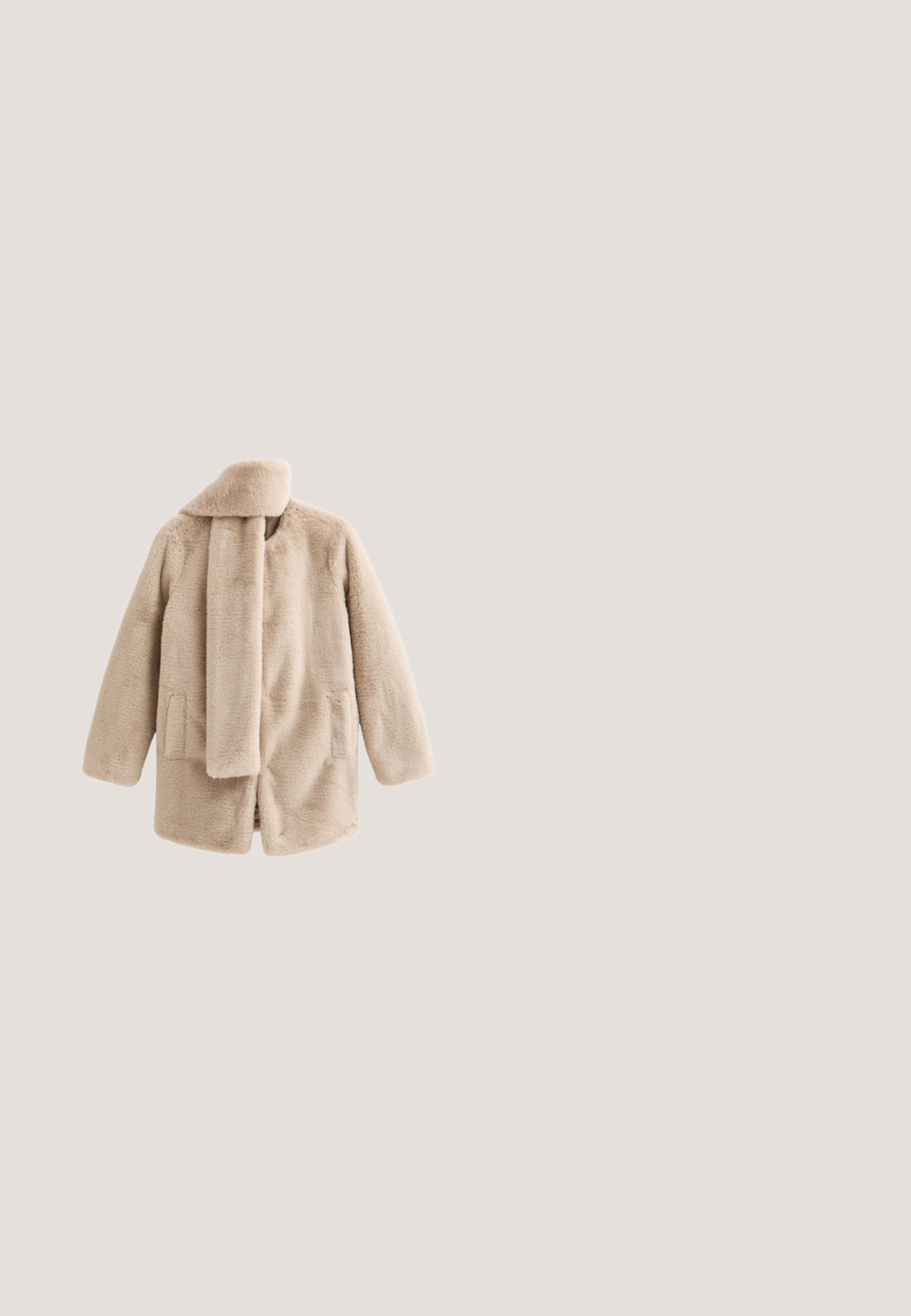 Beige Kunstfellmantel mit langem Kragen, zwei frontalen Taschen und offener Vorderseite. Weiche Textur und minimalistischer Schnitt.; Beiger Rippstrickpullover mit langen Ärmeln, Rundhalsausschnitt und geometrischen diagonalen sowie vertikalen Rippmustern an Vorder- und Ärmeln.; Beiges Langarmshirt mit Rollkragen und einfacher, glatter Textur, flach auf weißem Hintergrund ausgelegt.; Beige gestrickte Hosen mit weitem Bein, elastischem Bund und gerippten Bündchen an den Knöcheln, dargestellt auf weißem Hintergrund.; Beige Wildleder-Ankle-Boot mit abgerundeter Zehenpartie und gepolsterter Lasche, versehen mit kontrastierenden Nähten und einer strukturierten Gummisohle.; Weiße Schultertasche aus Kunstfell mit klarer Form, silbernen Beschlägen und Reißverschlussverschluss. Verfügt über einen verstellbaren Lederriemen und ein Logo-Detail.