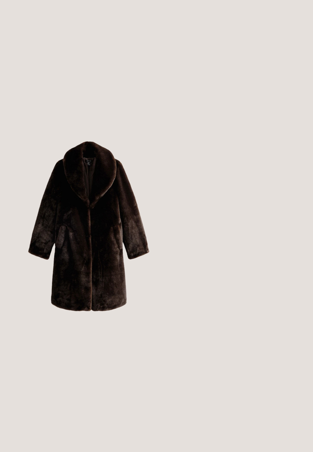 Brun faux fur frakke med en bred krave, løs pasform, skjult frontlukning og to sidelommer; blød tekstur og luksuriøst udseende.; Sort kjole med lange blondeærmer, der har et struktureret mønster af svungne og kurvede linjer, rund halsudskæring og knælangt design.; Sort læderknæhøj støvle med spids tå, stilettohæl og en dekorativ ankelrem med en guldbeslag.; Cat-eye solbriller med sorte plastrammer, mørke linser og guldfarvede detaljer ved templet. Glat tekstur og dristig design.; Sort tekstureret læderhåndtaske med topgreb, justerbar skulderrem og gyldent rektangulært spænde på frontklappen.; Guldtonet kædehalskæde med to hjerteanhæng, et i guld og et i sølv, med teksturerede detaljer og lukning med karabinlås.
