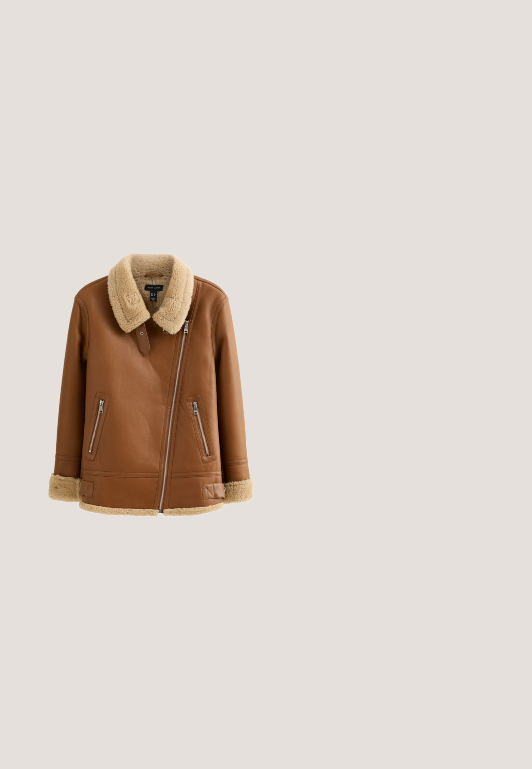 Chaqueta de cuero marrón con un cuello de borreguito, dos bolsillos con cremallera y una cremallera frontal diagonal. Textura suave y detalles de diseño cálidos.; Top de cuello alto color mostaza hecho de tela acanalada, con mangas largas y diseño ajustado. Textura suave con un cuello alto.; Pantalones vaqueros de mezclilla de corte ancho en azul claro, con cintura alta, zonas desteñidas, cinco bolsillos y costuras en contraste. Cierre clásico con botón y cremallera.; Botines de ante marrón con punta redondeada, cierre frontal con cordones y una suela plataforma beige gruesa con dibujo texturizado.; Gafas de sol redondas con montura metálica dorada y lentes verde oscuro. Las varillas presentan un diseño de carey para añadir un detalle extra.; Cinturón de ante marrón enrollado con una gran hebilla ovalada de latón sobre un fondo claro.