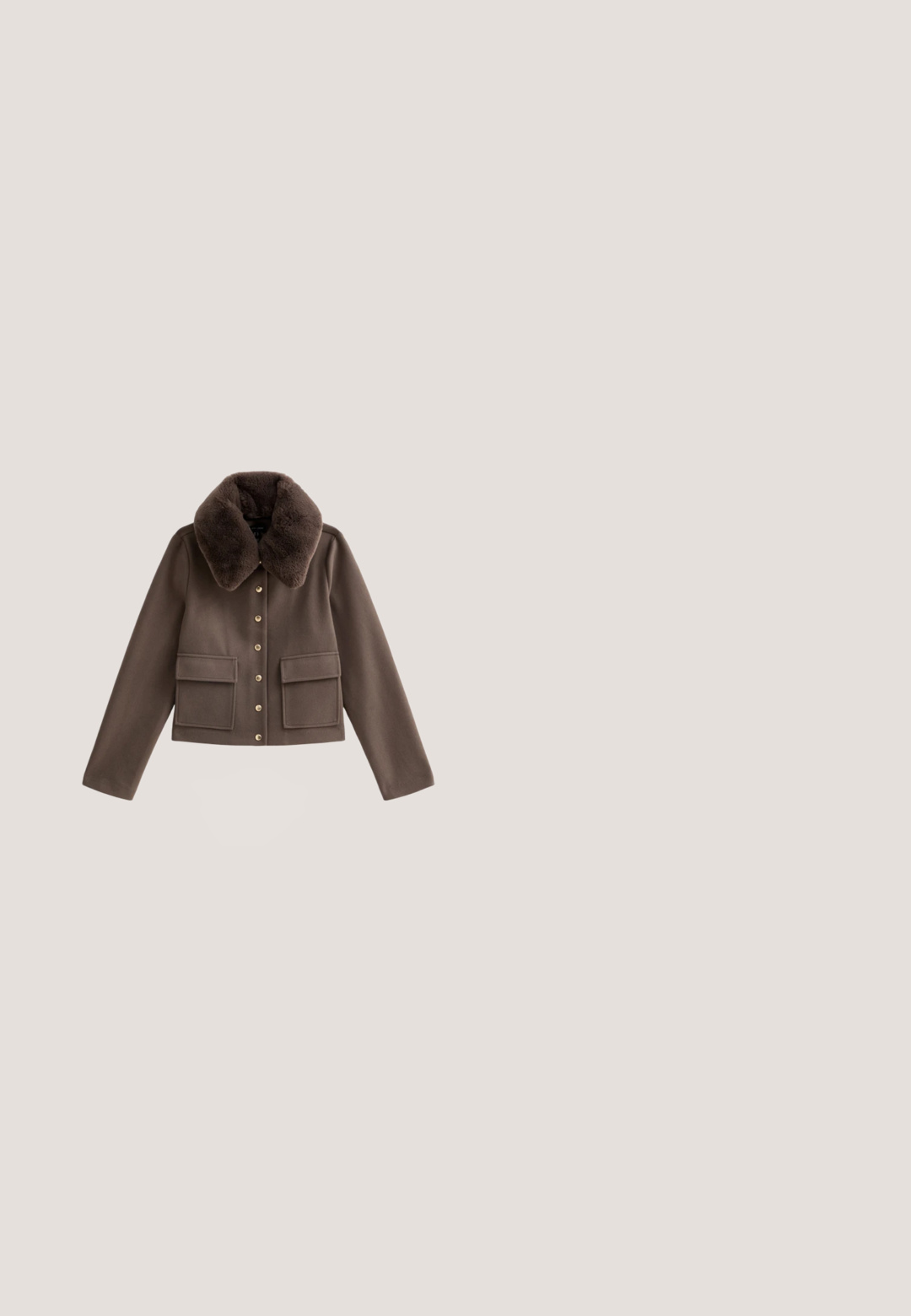 Brun cropped jakke med pelskrave, guld knaplukninger og to forlommer, lavet af blødt, struktureret stof.; Brun og cremefarvet horisontalt stribet, fluffy strikket cardigan med lange ærmer og knapper foran på hvid baggrund.; Mørkebrunt stof med en fin, struktureret vævning, der viser subtile folder og skygger, hvilket indikerer et blødt og fleksibelt materiale.; Brune vidde bukser med ribstruktureret tekstur, med høj talje og uden synligt hardware eller mønstre. Glat, flydende stofdesign.; Brune ruskind ankelstøvle med kunstig pelskrave, rund tå og tekstureret gummisål. Har enkel søm og et lavprofil design.; Mørkebrun ruskinds håndtaske med en struktureret silhuet, dobbelte håndtag og en lynlåslukning. Glat tekstur med diskrete syningsdetaljer.