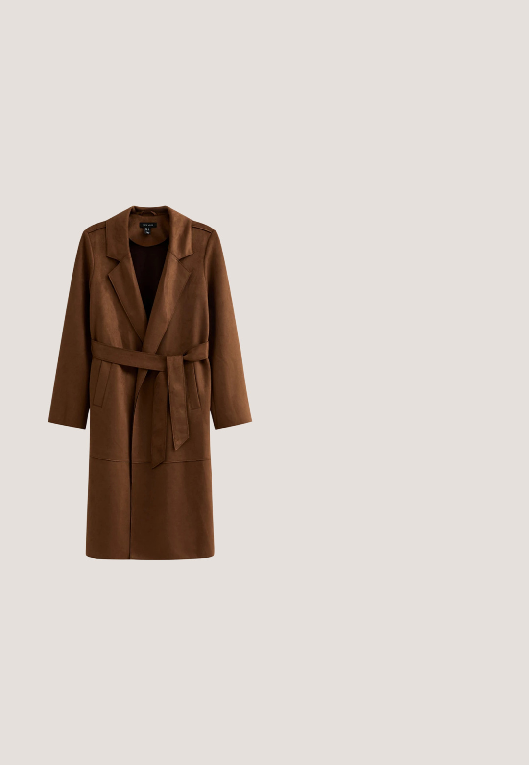 Manteau brun à manches longues en matière douce semblable au daim, avec un col châle, une taille ceinturée et une texture lisse sans motifs visibles.; Robe marron à manches longues et col rond, en tissu tricoté, avec un ourlet évasé et des détails de couture verticaux. Texture lisse tout au long.; Botte en cuir marron, montant jusqu'au genou, avec un bout arrondi, une texture lisse et une semelle plate et épaisse. Présente un design simple et minimaliste avec des accents de couture.; Lunettes de soleil œil de chat en écaille de tortue avec des verres à dégradé marron et des branches fines, présentées sur un fond blanc.; Sac à main en cuir marron foncé avec deux poignées et ferrures dorées, comprenant un pendentif rond en or et un petit logo embossé à l'avant.; Bracelet fin avec des petites perles marron et dorées alternées et un fermoir doré avec une chaîne ajustable terminée par un charm papillon.