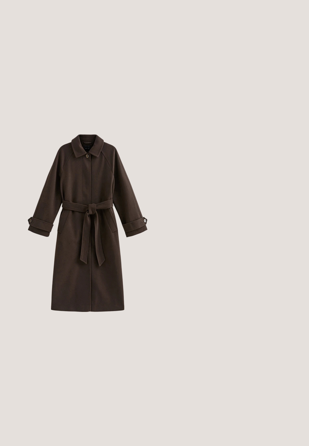 Brauner Woll-Trenchcoat mit Kragen, tailliertem Gürtel und weiten Ärmeln mit Knopfakzenten an den Manschetten. Klassisches, maßgeschneidertes Design.; Langer camelbrauner Cardigan mit offenem Vorderteil, langen Ärmeln, zwei Fronttaschen und einem gerippten Saum und Bündchen.; Kurzärmeliges T-Shirt mit Rundhalsausschnitt in gedämpftem Mauve, aus weicher Baumwolle mit glatter Textur und geradem Saum. Markenlabel von Next enthalten.; Hellblaue Jeans aus Denim mit geradem Bein, ausgestattet mit fünf Taschen, einem klassischen Reißverschluss und sichtbaren Nähthighlights.; Braune Wildleder-Sneaker mit weißen Seitenakzenten, strukturierten Schnürsenkeln, gepolstertem Innenraum und Gummisohle. Innenlabel zeigt Größe und Marke an.; Texturierte, dunkelbraune Wildleder-Tote mit dreieckiger Form, offenem Oberteil und zwei Schulterriemen; weiche Oberfläche und geräumiges Innenleben.