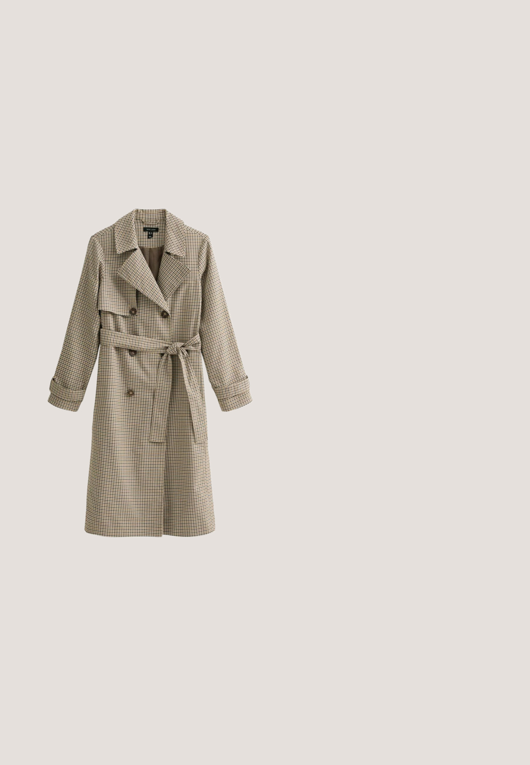 Beige trenchcoat met ruitpatroon, dubbele knoopsluiting, riem in de taille en brede revers. Gemaakt van een gestructureerde stof met lange mouwen.; Zwarte ribgebreide jurk met lange mouwen en kraag, vijf knopen aan de voorkant en een tailleceintuur, knielengte met een lichte uitlopende rok.; Zwarte leren kniehoge laars met een dikke zool en twee gouden gespstraps, één bij de enkels en één aan de bovenkant.; Zwarte oversized vierkante zonnebril met donker verlopende glazen en dunne gouden accenten op de pootjes, tentoongesteld op een witte ondergrond.; Zwarte lederen handtas met een gestructureerd ontwerp, voorzien van een gouden bijversiering aan de voorkant en decoratieve hardware-accenten.; Gouden kettingarmband met een centrale blauwe steen omringd door kleine heldere kristallen, met een sluiting van kreeftenoog.