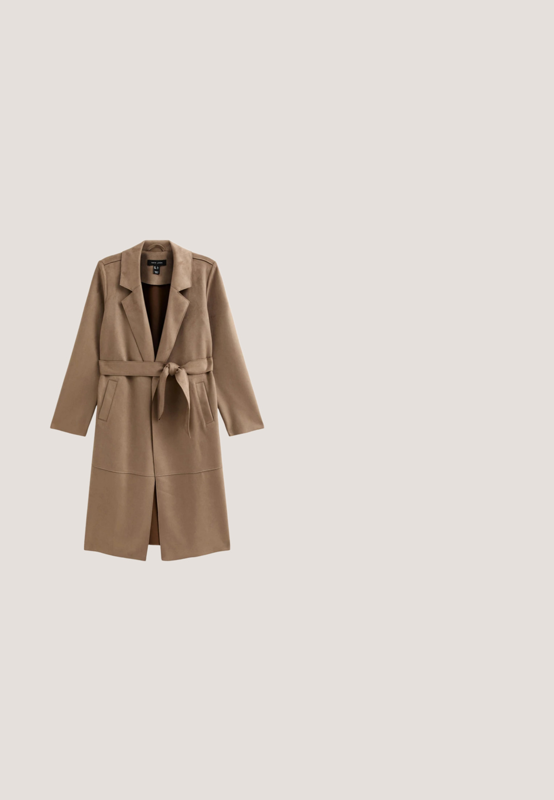 Trench-coat en daim marron avec larges revers, manches longues et ceinture nouée à la taille. Comprend des poches latérales et une fente à l'arrière pour la liberté de mouvement.; Next LONG SLEEVE RUFFLE DETAIL MINI - REGULAR FIT - Robe de jour - blush pink floral; Botte haute en daim beige avec un design décontracté, un bout arrondi et un talon en bois massif. Texture lisse avec des détails de couture minimaux.; Lunettes de soleil surdimensionnées en écaille de tortue avec des verres dégradés. La monture a une finition brillante et des accents en métal doré sur les branches.; Pochette en suède beige avec un rabat orné de deux rangées de petites clous argentés disposés en demi-cercle.; Bague manchette ouverte ton doré avec un design floral détaillé, pétales texturés et anneau arrondi.