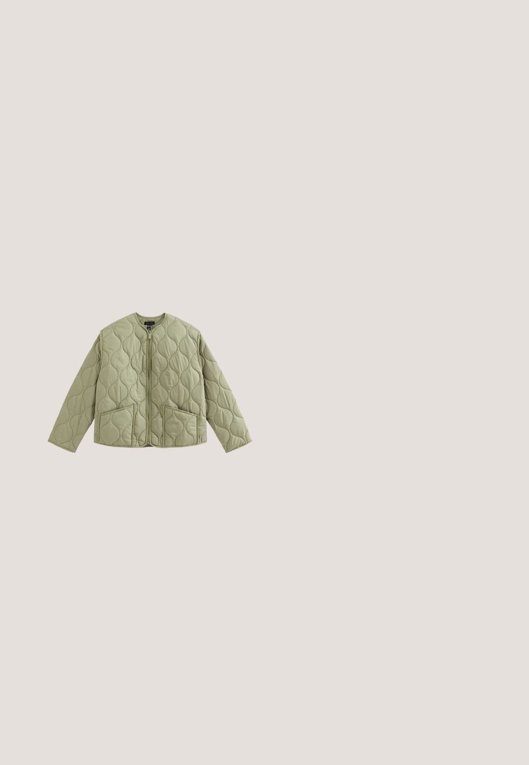 Chaqueta acolchada verde con cuello redondo, cremallera completa y dos bolsillos delanteros. Hecha de un material liso y ligero; presenta una textura acolchonada.; Camiseta de cuello redondo de manga corta en suave tejido color beige claro. Diseño simple con corte recto y sin patrones ni acentos.; Pantalones cargo anchos negros de algodón con cinturón de lazo, que cuentan con dos bolsillos laterales y una textura de tela suave.; Botín de tobillo brillante en bronce con paneles laterales de elastano negro y bucle de tirón. Suela de goma con textura para mayor tracción. Diseño estilo Chelsea.; Bolso tote beige con dos asas, panel delantero texturizado y logotipo "HISPANITAS" en relieve.; Collar de plata con un colgante en forma de corazón. El colgante es abierto y presenta líneas suaves y curvas. La cadena es delgada y texturizada.