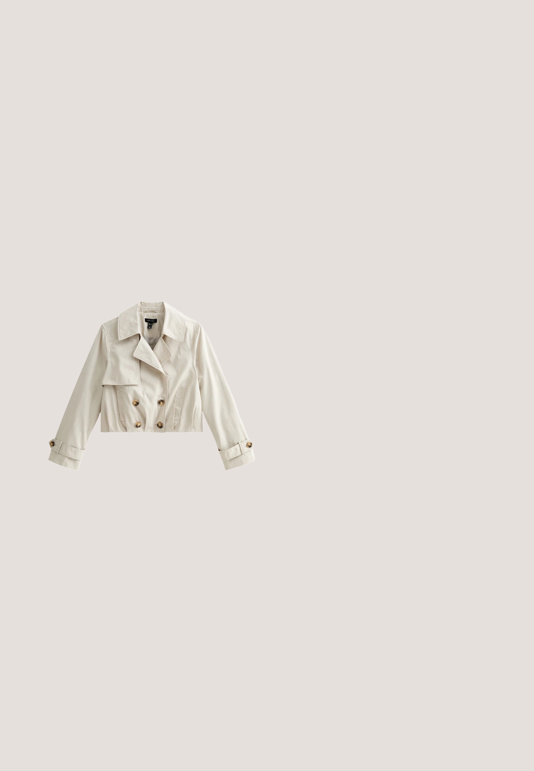 Trench-coat court crème avec boutons croisés, large col, rabat avant, poches latérales et brides boutonnées aux manches.; Débardeur court blanc côtelé avec col montant et étiquette "Urban Classics XS" à l'intérieur du col.; Jean taille haute bleu clair avec une coupe droite, fabriqué en denim. Comprend cinq poches et des détails de couture subtils.; Baskets de sport blanches avec une surface texturée, fermeture à lacets, col rembourré et semelle légère présentant un motif de semelle distinct.; Sac fourre-tout rectangulaire noir avec motif de découpe carrée ouverte et deux longues poignées, présenté sur un fond clair uni.; Boucles d'oreilles en argent en forme de créoles avec des pierres rectangulaires transparentes le long du bord extérieur, finition lisse et brillante, et un système de fermeture à tige sécurisé.