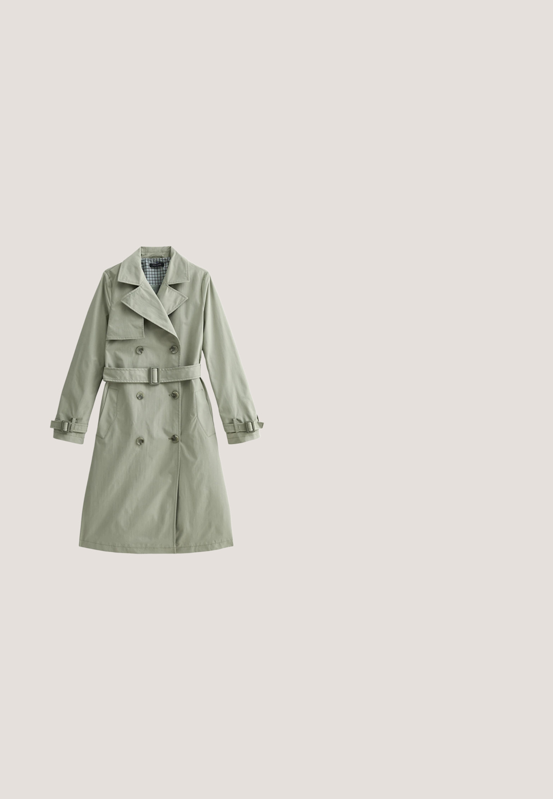 Trench-coat gris clair à double boutonnage avec ceinture, poignets boutonnés, col à revers et doublure intérieure à carreaux, présenté à plat sur fond blanc.; Pull léger rose avec un col rond, des manches longues et des bords-côtes à manches et en bas. Fabriqué en tissu doux avec une texture lisse.; Pantalon large vert clair avec plis, poches latérales, passants de ceinture et fermeture éclair dissimulée à l'avant.; Baskets blanches avec accents roses. Tige lisse en synthétique, bande latérale texturée, bout rond, semelle en caoutchouc plate et fermeture à lacets.; Foulard carré avec bordure bleue, fond crème et motif de petits points multicolores formant un dessin floral symétrique au centre.; Sac à bandoulière en cuir rose avec un rabat, quincaillerie argentée, et une bandoulière grise arborant le nom de la marque. Texture lisse, design minimaliste.