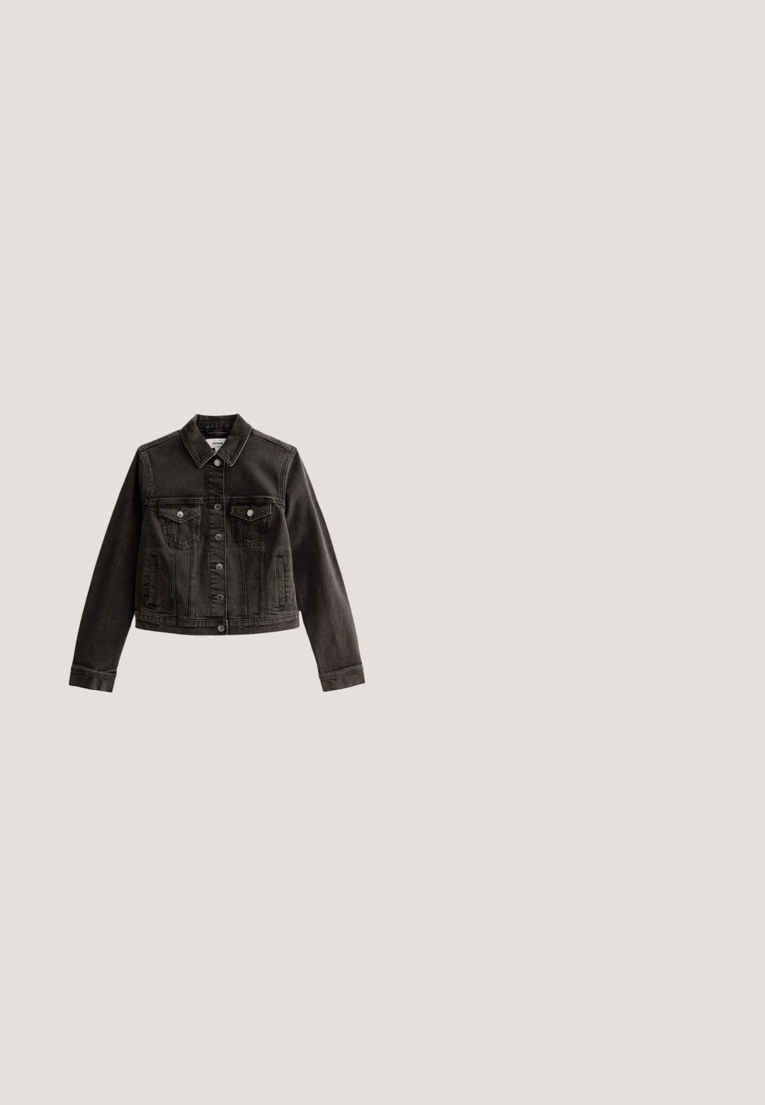 Schwarze Denimjacke mit Knopfleiste, zwei Brustklappentaschen, Seitentaschen, langen Ärmeln und einem klassischen Kragen.; Schwarzes T-Shirt mit kurzen Ärmeln, verziert mit silbernen Strassbändern und Sternmustern, die in einem drapierten Design auf der Vorderseite angeordnet sind.; Schwarze Denim-Shorts mit Gürtelschlaufen, Frontknopf und Fünf-Taschen-Design, für eine legere Passform gestaltet.; Schwarze Leder-Cowboy-Stiefel mit spitzem Zehenbereich, dekorativer Stickerei am Schaft und einem geschichteten Absatz. Glatte Textur und keine sichtbaren Beschläge.; Schwarze übergroße Sonnenbrille mit quadratischem Rahmen und grau getönten Gläsern. Hergestellt aus Kunststoff mit glatter Textur. Dezentes Markenlogo am Bügel.; Schwarze Lederhandtasche mit rundem, mit Nieten besetztem Design in metallischen Tönen. Verfügt über zwei Griffe und einen abnehmbaren Schulterriemen. Glatte Textur.