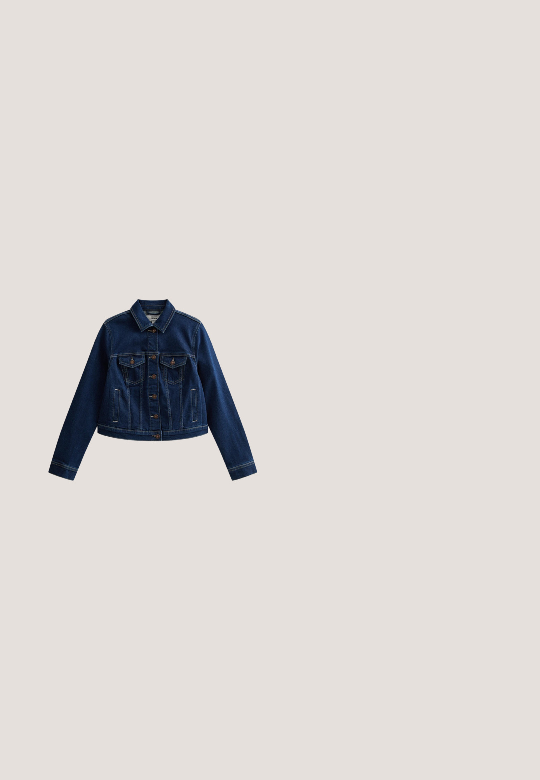 Donkerblauwe spijkerjas met knoopsluiting aan de voorkant, twee borstflappenzakken met knopen, zijzakken en lange mouwen.; Lichtblauwe strapless jumpsuit met geplooide elastische details aan de borst en brede pijpen op een witte achtergrond.; Donkerblauwe rubberen teenslipper met een gestructureerde zool en een Y-vormige band op een effen lichte achtergrond.; Zwarte ovalen zonnebril met bruin getinte glazen en dunne zwarte pootjes, afgebeeld tegen een witte achtergrond.; Geweven strohandtas met blauwe en natuurlijke strepen, gevlochten handvatten, leren klep en verstelbare bruine leren schouderriem.; Verstelbare armband met kleine ronde turkooise kralen, een wit bloemvormig kralencentrum en gouden accenten op een blauwgroene koord.