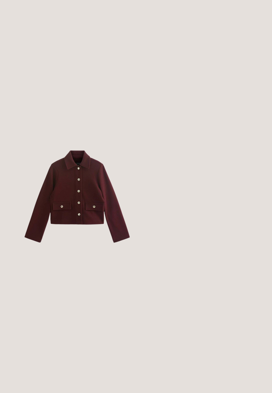 Mørk bordeaux cropped jakke med lange ærmer, spids krave, frontknaplukning og to klaplommer med knapper i taljen.; Burgunder-rygløs blondekjole med tætsiddende silhuet og gennemsigtigt blondepanel under knæet med sideslids.; Rød patenteret læder højhælet sko med udskæringsdesign, sølv cirkulære øsken og spidse tå, med en metallisk detalje på tåen.; Burgunderfarvede solbriller med katteøje-form, gradientlinser, guldmetal-detaljer på stængerne og glatte plastikrammer.; Blank mørkerød konvolut-style clutch taske med guldkant langs klappens kant på en ensfarvet lys baggrund.; Gyldne øreringe med røde dråbe- og ovale ædelstene, lyserøde og klare krystaller samt små perle-accenter på en hvid baggrund.