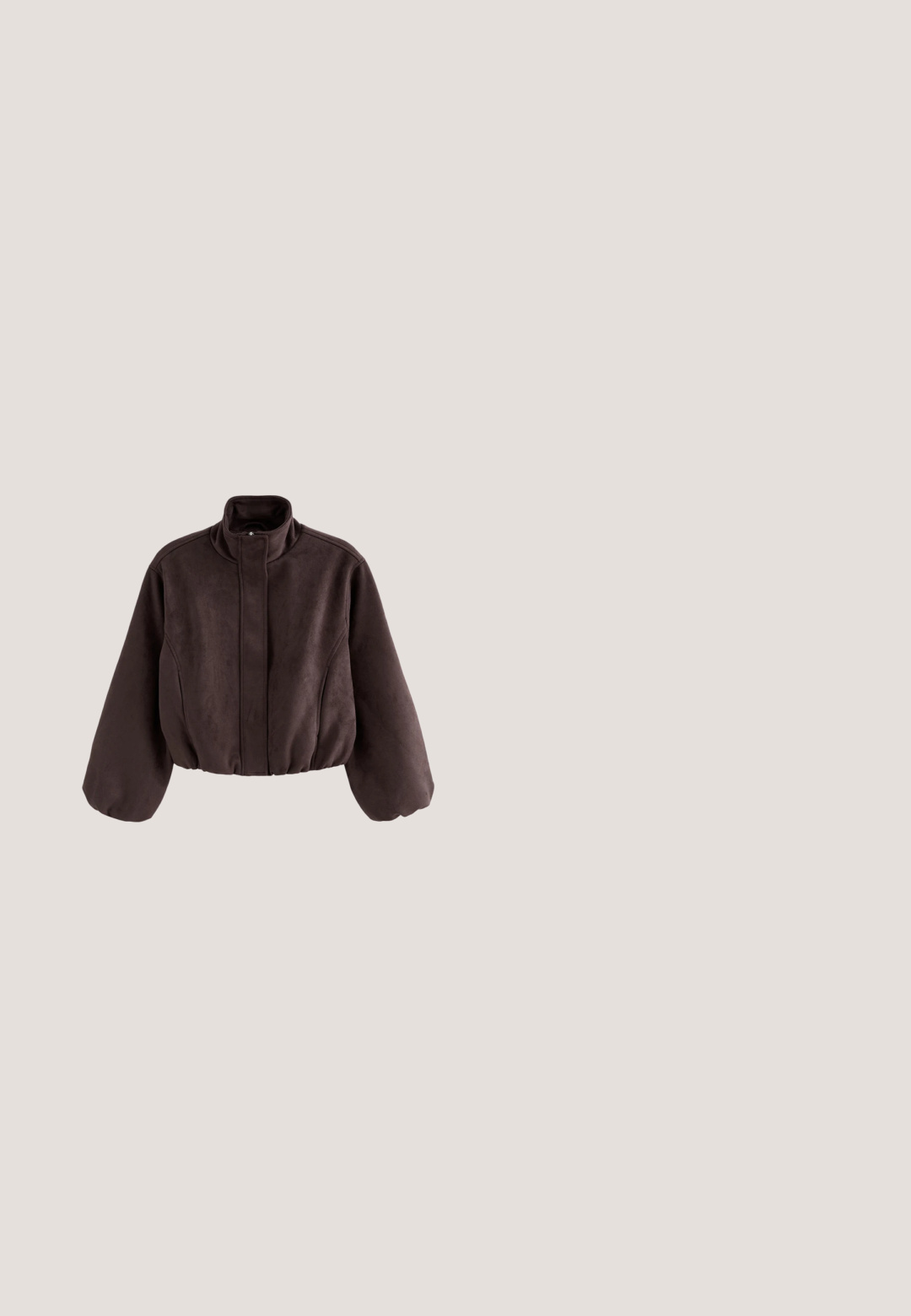 Donkerbruine korte jas met hoge kraag, lange opgeblazen mouwen en een voorrits die verborgen is onder een stoffen klep.; Bruine oversized cardigan gemaakt van een zachte wolmix. Heeft een diepe V-hals, knoopsluiting en twee voorkruisen. Minimalistisch ontwerp, gestructureerde afwerking.; Donkerbruin stof met een fijne, gestructureerde weving, die subtiele plooien en schaduwen laat zien, wat op een zacht en buigzaam materiaal wijst.; Zwarte rok met elastische taille, geraffineerde details, een gladde textuur en een vloeiende silhouet, geschikt voor zowel casual als formele gelegenheden.; Bruine, met fleece gevoerde ballerina met een ronde neus. Zachte textuur en naadloos ontwerp, met een low-profile silhouet. Geen zichtbare hardware.; Grote donkerbruine suède schoudertas met een brede band en een zachte, slappe vorm, afgebeeld tegen een witte achtergrond.