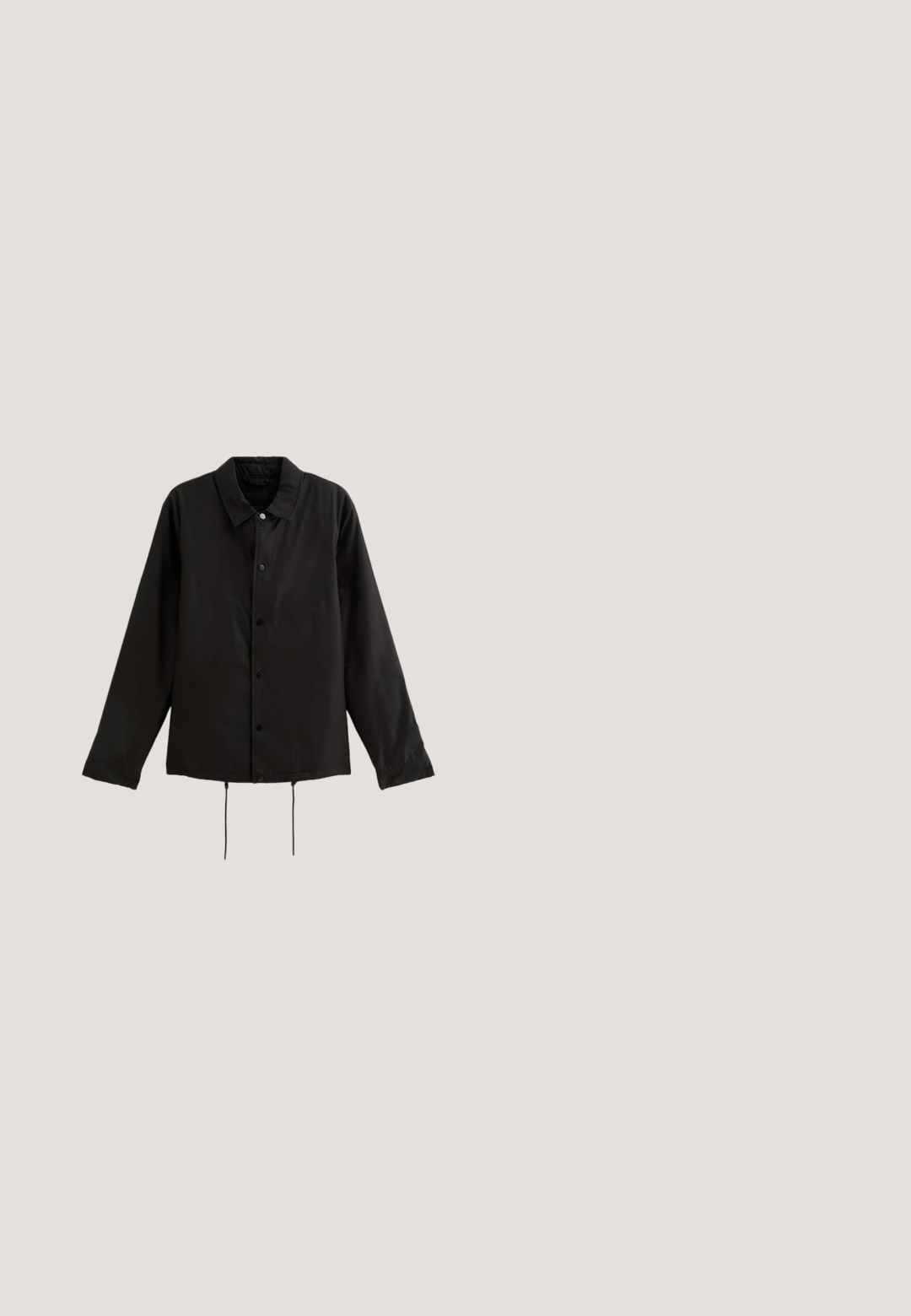 Schwarze langärmlige Jacke mit Knöpfen und Kragen sowie verstellbaren Zugbändern am Saum, auf einem weißen Hintergrund präsentiert.; Schwarzes Poloshirt mit kurzen Ärmeln, drei Knöpfen und geripptem Saum, vor weißem Hintergrund dargestellt.; Schwarze knielange Shorts mit dünnen weißen vertikalen Nadelstreifen, Fronttaschen, Gürtelschlaufen und Knopfverschluss.; Schwarze Gummiregenstiefel mit niedrigem Absatz, runder Spitze und einem silbernen Schnallenakzent. Verfügt über eine strukturierte Sohle für besseren Halt.; Schwarze Sonnenbrille aus Kunststoff mit dunkel getönten, rechteckigen Gläsern und kleinen silbernen, diamantförmigen Logos an jeder Bügel.; Schwarze Leder-Kulturbeutel mit einer glatten, strukturierten Oberfläche, einem oberen Reißverschlussverschluss und einer Fronttasche mit einem kleineren Reißverschluss.