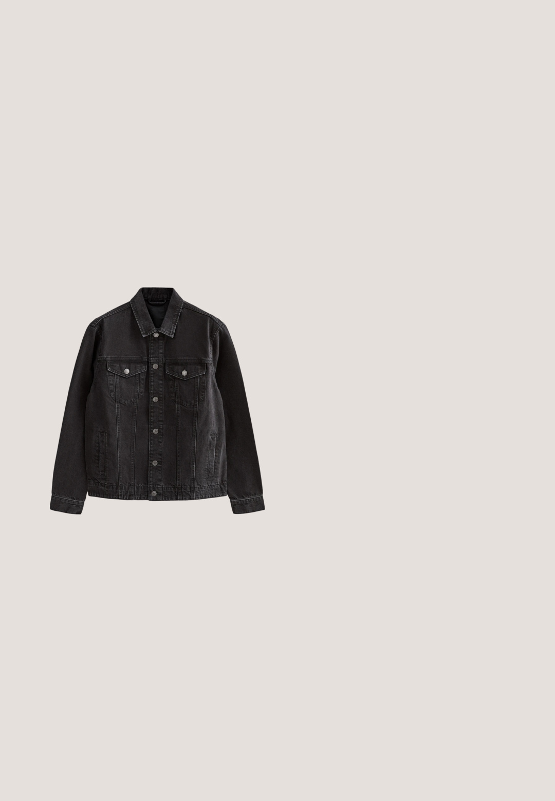 Sort denimjakke med knapper foran, to brystlommer med klap og knapper, sidelommer og klassisk krave.; Cremefarvet strikket sweater med et kabelmønster, rund hals og ribbede manchetter og kant. Fremstillet af blødt, struktureret stof.; Sort og hvid flannel skjorte med et stort ternet mønster, lange ærmer, knaplukning foran og to brystlomme. Lavet af blødt stof.; Sorte oversized løstsiddende jeans med knap- og lynlåsfrontlukning, forlommer og løse, brede ben.; AllSaints HANK  - Snørestøvletter - black; Brun læderbælte med en struktureret overflade, der har en metalspænde med en vejrslidt sølvfarve og indgraveret mærkenavn.