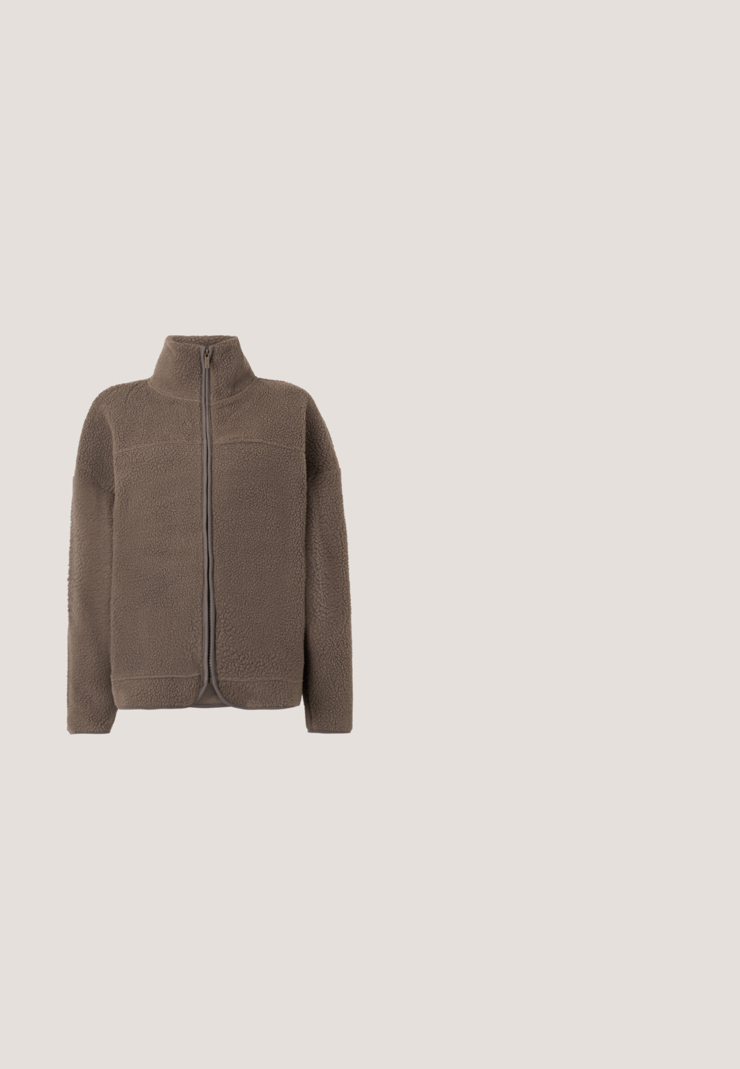Bruine fleecejas met een hoge kraag, ritssluiting en textuur. Heeft lange mouwen en een ontspannen pasvorm.; Beige zip-up hoodie met een voorzak, lange mouwen en een zachte textuur. Voorzien van een capuchon en geribbelde boorden aan de mouwen en zoom.; Taupekleurig aansluitend T-shirt met korte mouwen, een ronde hals en licht gestructureerde schouders op een effen lichte achtergrond.; High waist bruine gebreide broek met brede pijpen en een geribde elastische tailleband, plat gelegd tegen een lichte achtergrond.; Witte platform sneakers met een glad lederen bovenwerk, gestikte accenten en metalen zijstrepen. Ronde neus en platte rubberen zool.; Donkerbruine leren heuptas met meerdere gouden ritsen, elk voorzien van een klein hartvormig bedelhangertje.
