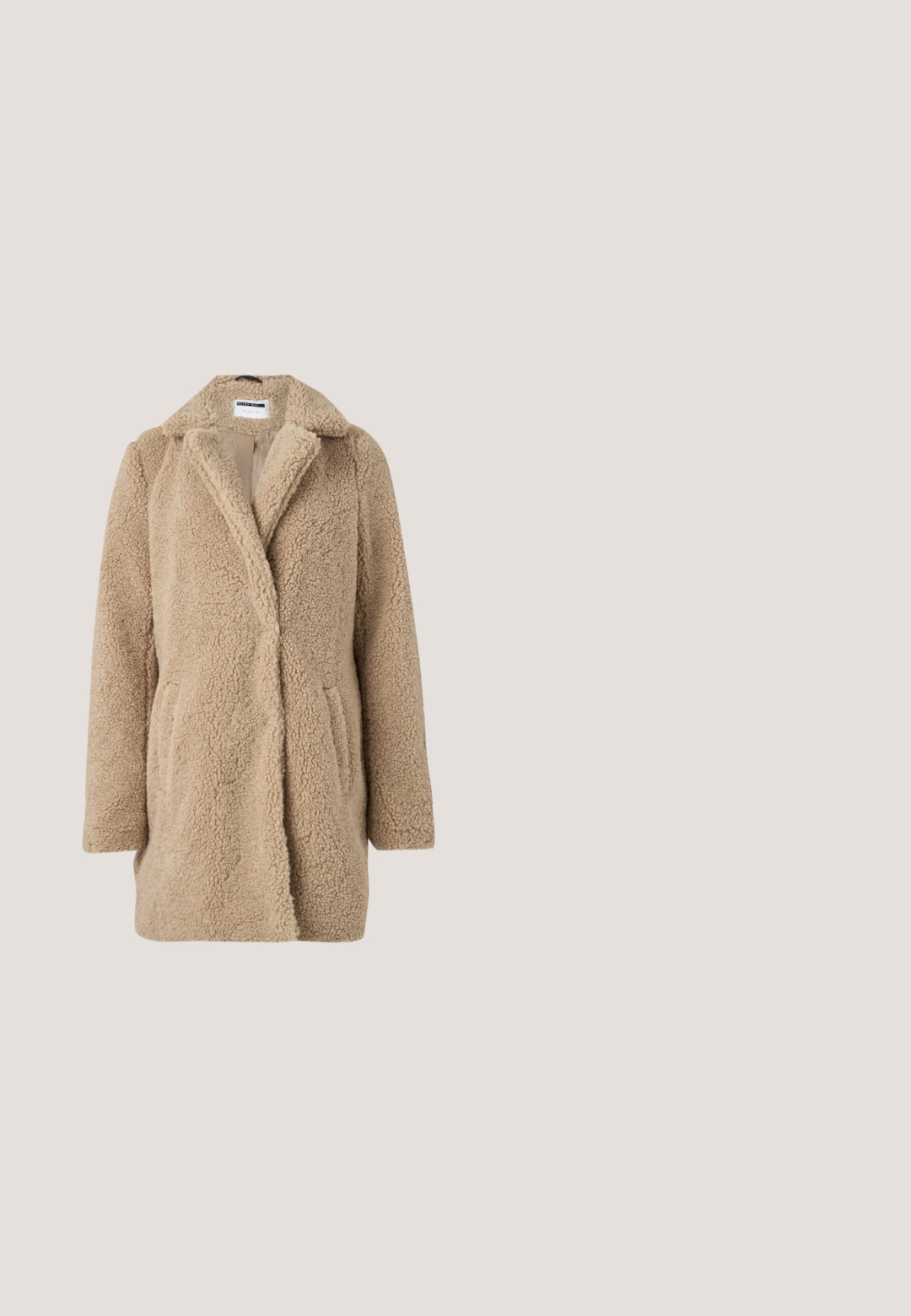 Beige teddy takki, jossa on kaulus, kaksirivinen etumus, sivutaskut ja tekstuuri, joka on pörröinen.; Pieces PCORMAN O NECK - Neule - pink-a-boo; Vaaleansiniset farkut, joissa on leveät lahkeet, polvileikkaukset, revityt lahkeensuut ja korkea vyötärö. Edessä nappi- ja vetoketjukiinnitys, klassinen viisi taskua -design.; Vaaleansininen korkokengän sandaali, jossa on useita hihnoja, joissa pieniä kangasrusetti ja nilkkaremmi soljella.; Vaaleanpunainen vetoketjullinen kannettava tietokonesuojus, jossa on teksturoitu raidallinen kuosi ja pieniä valkoisia sydämiä tasaisesti tilassa.; Herkät kultaiset langan läpi pujotettavat korvakorut, joissa on ohuet ketjut ja pienet, sileät, epäsäännöllisen muotoiset kultaiset riipukset roikkumassa päissä.