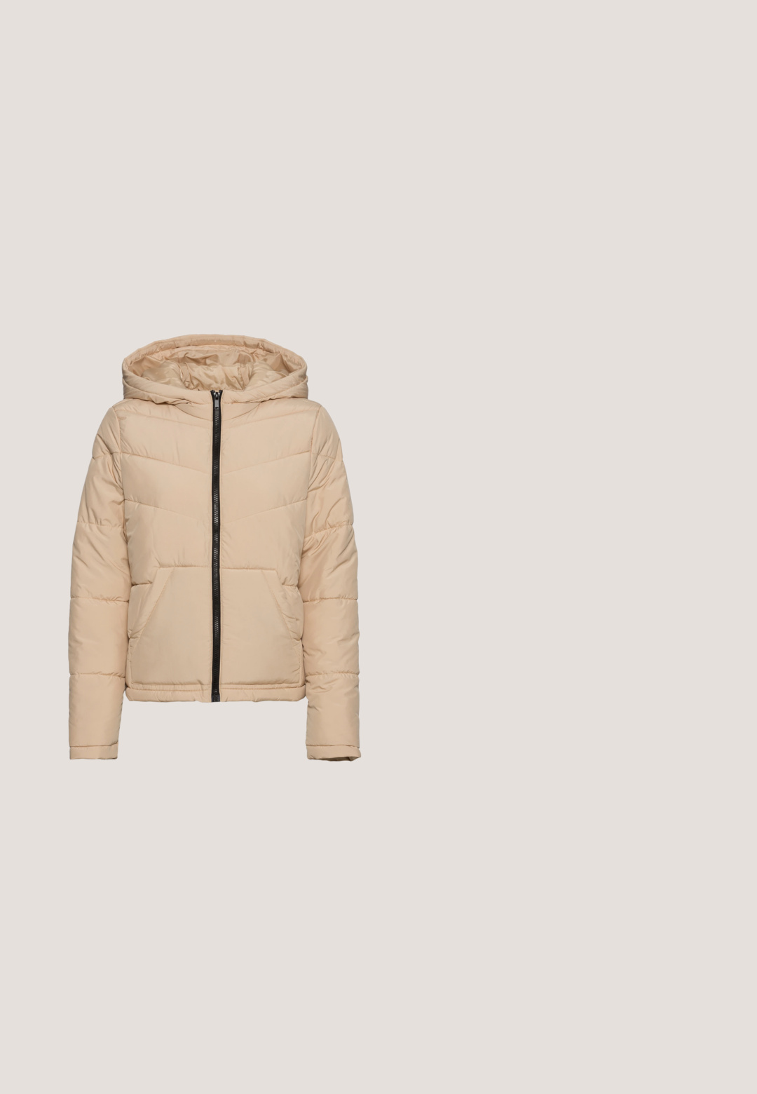 Noisy May NMDALCON JACKET - Vinterjakker - irish cream; Afskåret beige langærmet top, ribbet tekstur, rund halsudskæring med knaplukning, rå kanter og afslappet pasform.; Lyse beige joggerbukser med elastisk talje og ankler, med afslappet pasform og glat stoftekstur.; Hvide sneakers med beige accenter og teksturede detaljer, parret med lyseblå, let slidte denim jeans i afslappet pasform.; Brun polstret tote bag med brede håndtag og et lille hvidt mærke med sort cirkulært logo i centrum foran.; Lauren Ralph Lauren TWISTED ROPE PAVE HOOP - Øreringe - gold-coloured