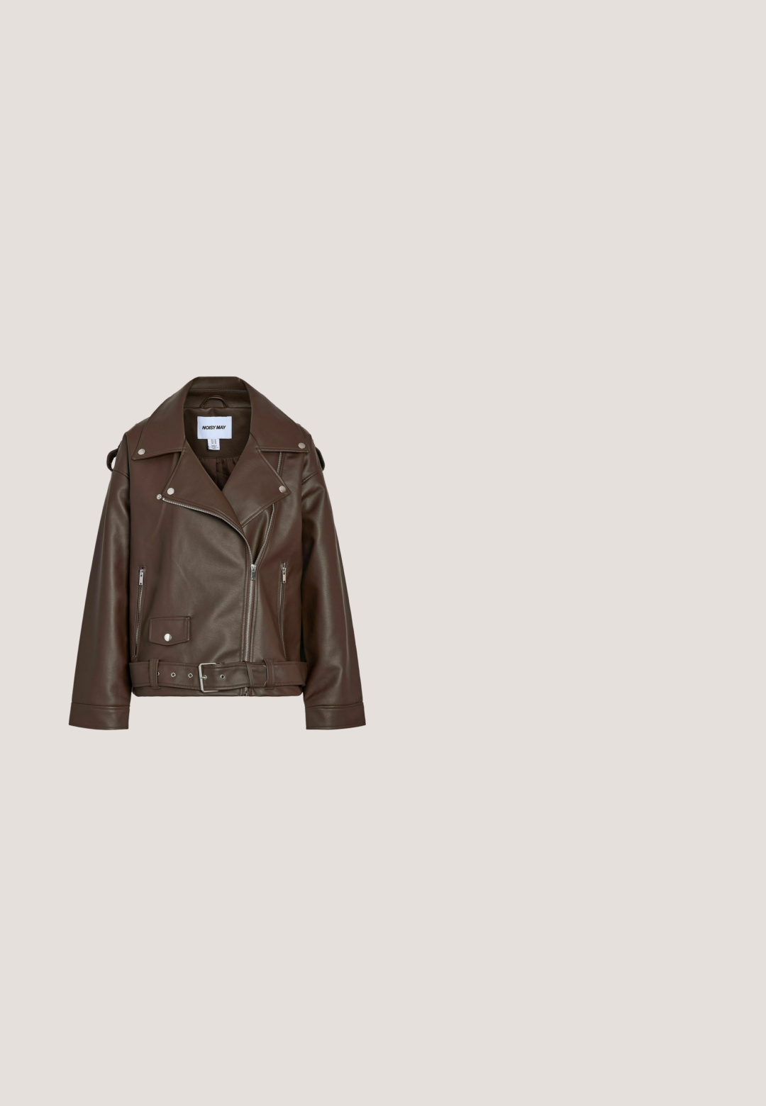 Veste biker en similicuir marron avec larges revers, poches zippées, ceinture à la taille et détails en métal argenté.; Veste marron à fermeture éclair avec col et manches longues. Elle présente un tissu texturé et une coupe ajustée avec des coutures décoratives.; Haut marron côtelé sans manches avec encolure carrée et bordure à volants le long des bretelles et de l'encolure.; Shorts en tissu texturé marron avec passants de ceinture, fermeture éclair à l'avant et ourlet retroussé.; Baskets basses en suédine et tissu marron avec des accents beiges, semelle en caoutchouc, fermeture à lacets et design minimaliste sur fond blanc.; Sac à main rectangulaire en cuir marron avec deux poignées, deux poches zippées verticales à l'avant et une bandoulière détachable.