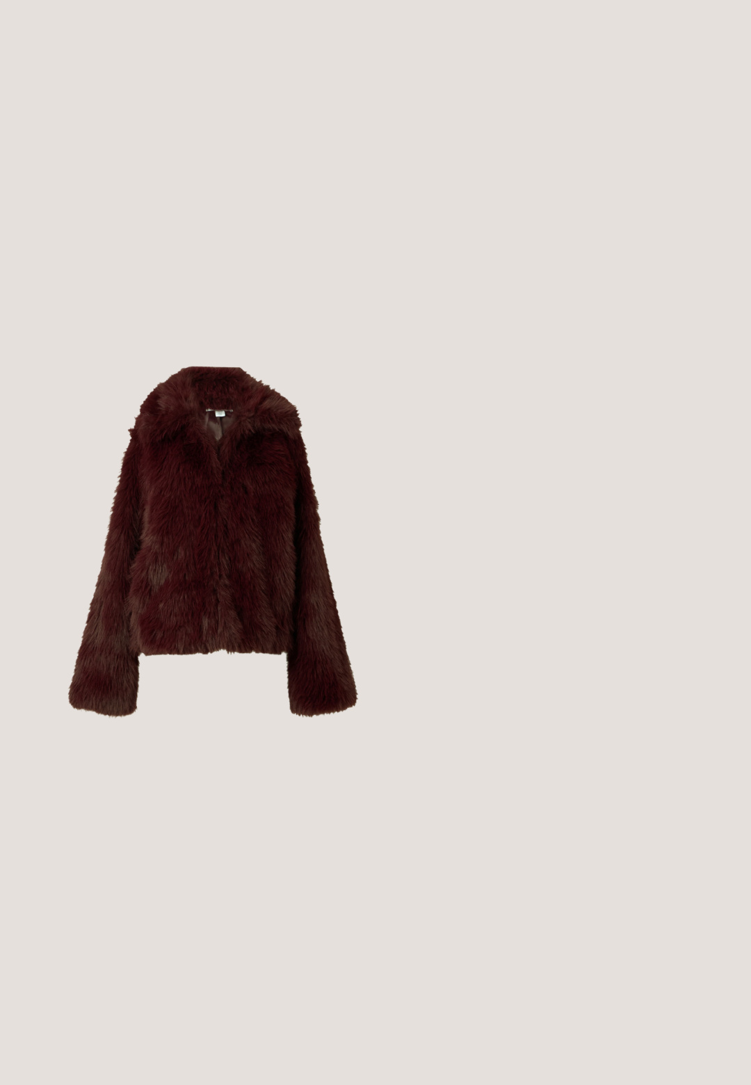 Donker bordeauxrode nep bont jas met lange mouwen, brede kraag en korte zoom tegen een effen lichte achtergrond.; Bordeaux jumpsuit met een geplooide wijde broekspijp, textuur doorlatende lange mouwen, gerimpelde halslijn en een opening op de rug.; Rode laklederen hoge hak schoen met uitsnijdingen, zilveren ronde oogjes, en een spitse neus, voorzien van een metallic accent op de neus.; Zonnebril met kattenoogvorm, rode verloopmonturen, gouden metalen pootjes en donker getinte glazen, liggend op een lichte achtergrond.; Kleine glanzende bordeauxrode handtas met een bovenhandvat en een afneembare schouderriem, weergegeven tegen een eenvoudige lichte achtergrond.; Oorbellen met goudkleurige afwerking, rode gemarmerde kralen en gestructureerde ringen. Bevat twee stijlen: gebogen ontwerpen en een kralenaccent, allemaal met een glanzende afwerking.