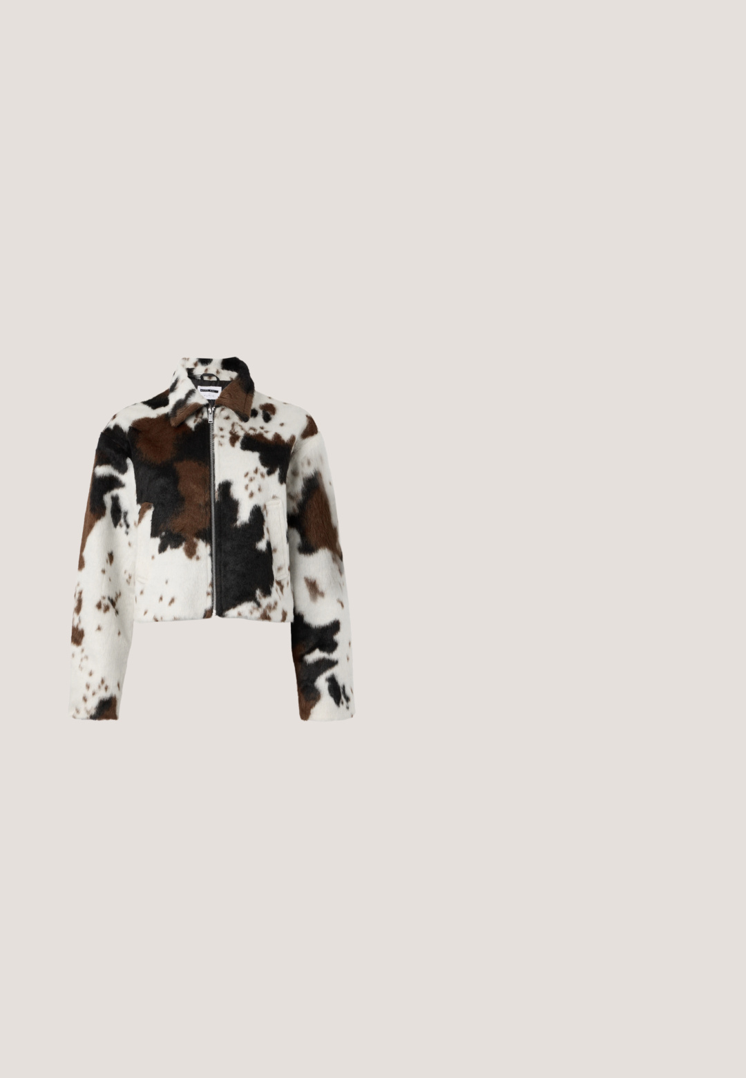 Veste courte en tissu doux avec un motif zèbre en blanc, marron et noir, dotée d'une fermeture éclair à l'avant et d'un col.; T-shirt noir en coton avec un graphisme coloré représentant des tigres, des fleurs et des formes géométriques. Le texte "RECONNAISSANT" est affiché de manière bien visible.; Short en jean noir avec fermeture par bouton et zip, passants de ceinture, poches avant et arrière, présenté sur fond blanc.; Chaussure plate noire avec des clous ronds argentés répartis uniformément sur toute la surface, talon bas et bout arrondi, vue de côté sur fond blanc.; Sac à main en simili cuir noir texturé avec des anses tressées, des accents en métal argenté et une poche zippée à l'avant. Design compact avec une bandoulière amovible.; Boucles d'oreilles clous en forme d'étoile argentée avec deux chaînes pendantes ; une chaîne se termine par un charme éclair, l'autre par un cône pointu orné de pierres.