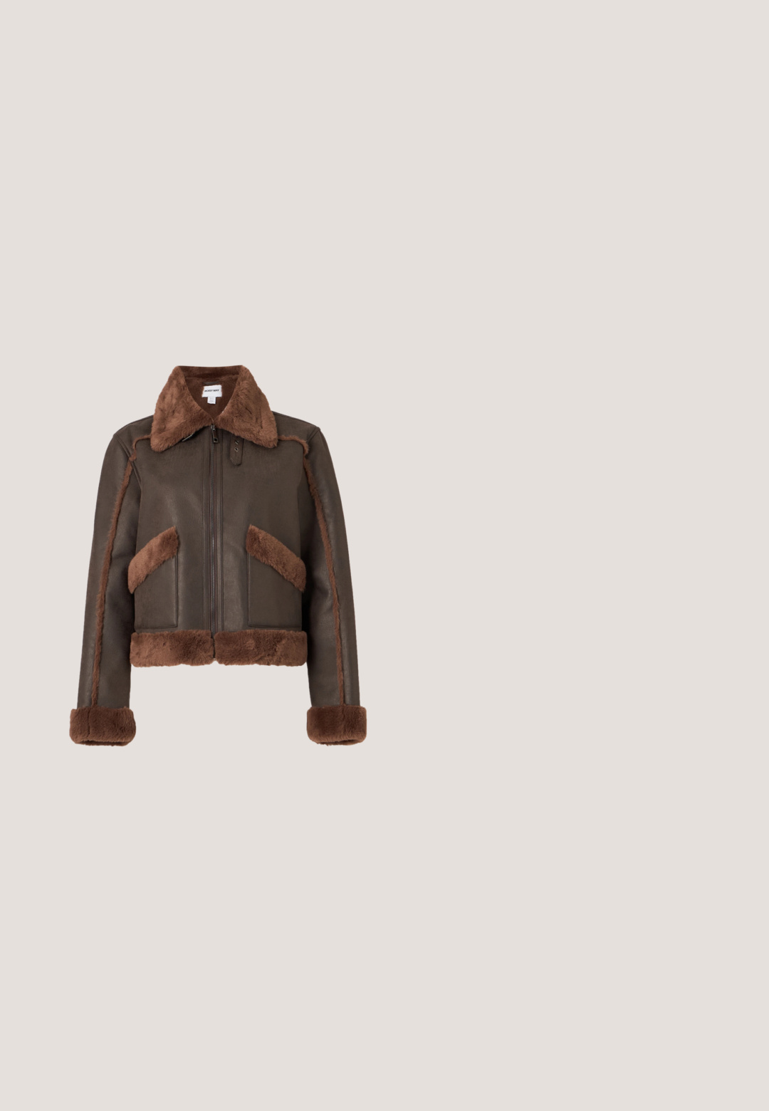 Veste marron en fausse peau de mouton avec fermeture éclair devant, grand col en fourrure, poches, poignets et ourlet bordés de fourrure, présentée sur un fond uni.; Cardigan court marron à manches longues avec un col rond et une rangée verticale de boutons pression argentés sur le devant.; Jean en denim à jambes larges dans un délavage bleu clair, avec une taille haute, un design à cinq poches et un léger dégradé sur le tissu. Fermeture classique à bouton en métal.; Escarpin slingback en daim brun foncé avec bout pointu et talon kitten sur un fond clair uni.; Sac bandoulière en cuir brun foncé brillant avec une seule bandoulière et un petit logo doré "RAID" au centre avant.; Collier multicolore en perles avec des perles dorées, ambre, noires, rouges et grises, doté d'un fermoir bascule en or sur fond blanc.