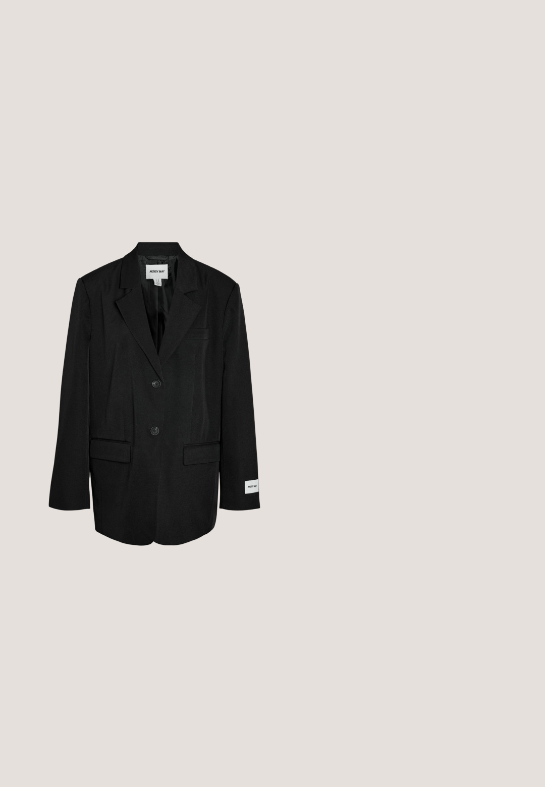 Zwarte op maat gemaakte blazer met twee knopen, inkeping revers, klepzakken en een zichtbaar "NOISY MAY" label aan de binnenkraag en linker mouwmanchet.; Korte mouwen, oversized wit T-shirt van katoen. Ronde halslijn, zijsplitsen aan de zoom en een gladde textuur zonder zichtbare patronen of accenten.; Zwarte leren loafers met een gestructureerd oppervlak, een opvallende voorband en dikke, chunky rubberen zolen met uitgesproken profielpatronen.; Zwarte rechthoekige leren crossbodytas met verstelbare riem en subtiel geprofileerd merklogo aan de voorkant.; Zilveren ketting met schakels die in elkaar grijpen, een gladde textuur, verstelbare sluiting en een klein cirkelvormig bedeltje.; Zwarte, gestructureerde leren riem met zilveren rechthoekige gesp en drie zichtbare verstelgaten, weergegeven op een lichtgrijze ondergrond.