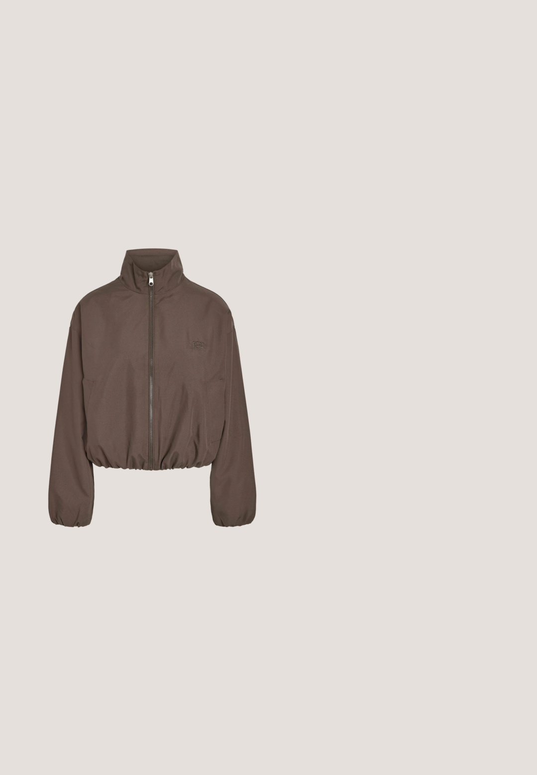 Brun cropped jakke med høj krave, lynlås foran, elastiske manchetter og kant samt et lille broderet logo på brystet.; Brun cardigan med lange ærmer, rund halsudskæring og hvide knapper foran, lavet af blødt strikstof.; Brun ribstrikket T-shirt med korte ærmer, rund halsudskæring og raglanærmer på hvid baggrund.; Løse olivengrønne bukser med elastisk talje og indsamlede elastiske manchetter, lavet af et let skinnende, tekstureret stof.; Brun mesh sportssko med beige tyk sål og sort slidbane, detaljerede sidestreger og snørebånd, vist fra ydersiden.; Brun læder hobo taske med quiltet frontpanel dekoreret med små messingnitter og en enkelt skulderrem.