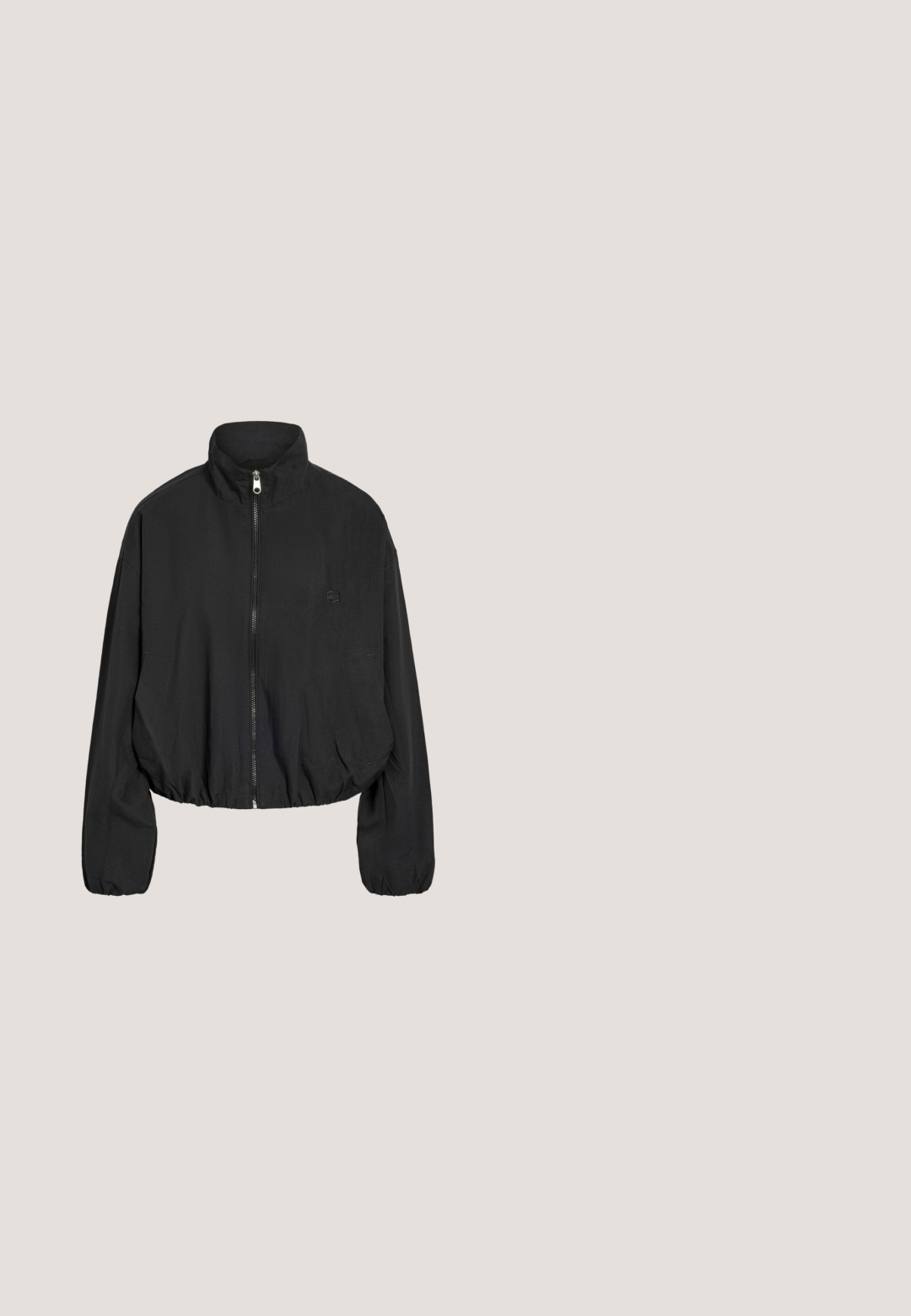 Veste noire zippée avec col haut, manches longues, poignets et ourlet élastiques, et deux poches avant sur fond blanc.; Sweat à capuche zippé gris clair avec manches longues et poignets et ourlet côtelés, présenté sur un fond blanc.; T-shirt à manches courtes à rayures horizontales noires et blanches, avec un col rond et une coupe décontractée, présenté sur un fond blanc.; Pantalon de jogging ample gris clair avec taille élastique et jambes droites, fabriqué en tissu doux pour un usage décontracté.; Baskets de sport blanches avec un accent argenté, en tissu texturé et cuir lisse ; dotées d'une semelle en caoutchouc noir et de lacets.; Sac banane en cuir blanc avec surface texturée, deux compartiments zippés et quincaillerie en métal argenté. Bandoulière ajustable pour un port polyvalent.