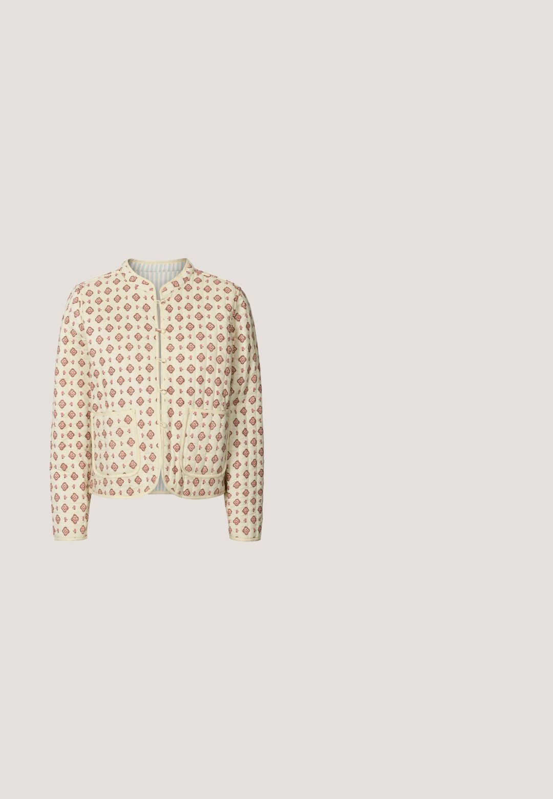 Gequiltte crèmekleurige jas met een rood bloemenpatroon, ronde kraag, sluiting met toggles aan de voorkant, en twee zijzakken. De binnenkant heeft een blauw-witte gestreepte print.; Witte blouse met een klein roze bloemenpatroon, V-hals met drie knopen en driekwart pofmouwen.; Katoenen pyjamabroek met een licht beige achtergrond en een rood toilepatroon dat pastorale taferelen uitbeeldt. Elastische tailleband en contrasterende zoom.; Roze en witte espadrille-wedge met kruislings gevlochten banden, textiel bovenkant en gevlochten jute zool. Heeft een ronde neus en een open achterkant ontwerp.; Roze doorgestikte handtas met afgeronde handvatten, versierd met een sleutelhanger met een chocoladereep, beige en zwarte schakels en een gestreept touw.; Een paar beige stoffen bloemenoorbellen met kraalcentra op een witte achtergrond.