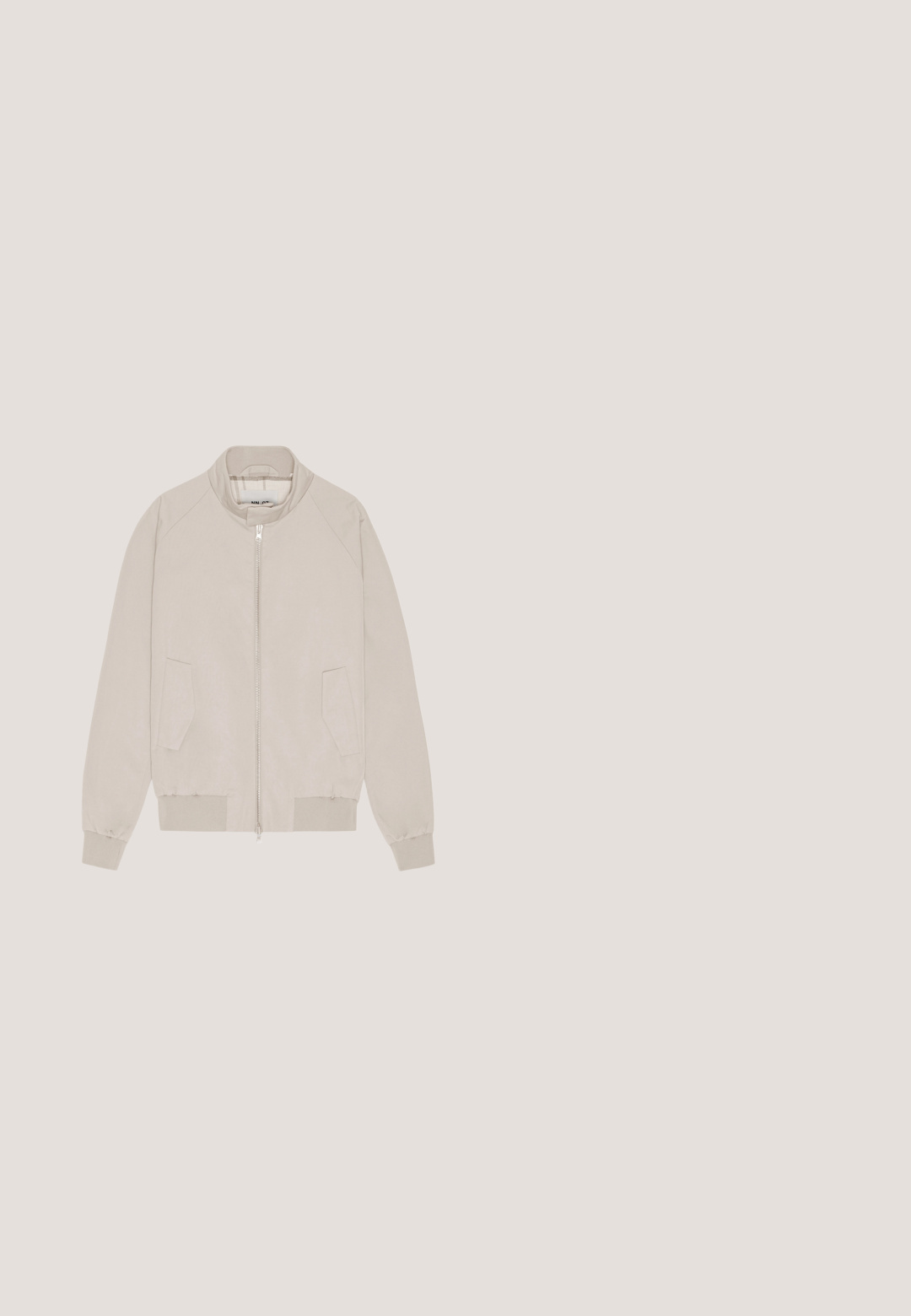 Beige Bomberjacke mit Reißverschluss, gerippten Bündchen und Saum sowie zwei Seitentaschen. Glattes Material mit einem minimalistischen Design.; Leinenstrickpullover in hellbeige. Verfügt über einen Rundhalsausschnitt, lange Ärmel, eine gerippte Textur und einen geraden Saum mit geripptem Detail.; Hellgraues Kurzarm-T-Shirt mit Rundhalsausschnitt flach auf weißem Hintergrund ausgebreitet, zeigt die Vorderseite mit minimaler Textur.; Hellblaue Jeans aus Denim mit geradem Schnitt, Fünf-Taschen-Design, Knopfverschluss, dezentem Verblassen und gestickten Details entlang der Taschen.; Brauner Wildleder-Schnürstiefel mit Gummisohle und Zuglasche an der Ferse, seitlich auf weißem Hintergrund gezeigt.; Braune Leder-Kulturbeutel mit strukturierter Oberfläche, Reißverschluss und seitlichem Griff. Rechteckige Form, glatte Kanten, minimales Markenlogo.