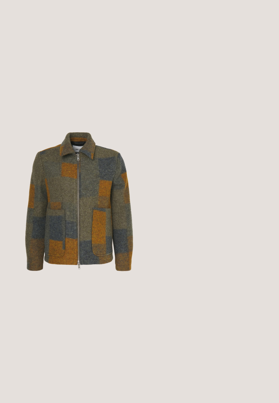 Fleece jas in gedempt groen, voorzien van oranje en blauwe geometrische patches, kraag, rits aan de voorkant en twee zijzakken.; Crème kleur crewneck trui met lange mouwen en een kleine beige voskop-graphic op de linkerkant van de borst, met ribgebreide manchetten en zoom.; Bruin en beige geruite lange mouwen shirt met een button-down kraag, zak en klein geborduurd logo op de borst.; Blauwe spijkerbroek heeft een recht gesneden ontwerp, een vijf-vakken stijl en een knoopsluiting met contrasterende stitching op de naden.; Suède bruine Chelsea laarzen met elastische zijkanten, ronde neus, hiel-lussen en een zwarte rubberen zool. Gladde textuur en minimalistisch ontwerp.; Lichtbruine leren crossbodytas met verstelbare band en ritssluiting, getoond tegen een effen lichte achtergrond.