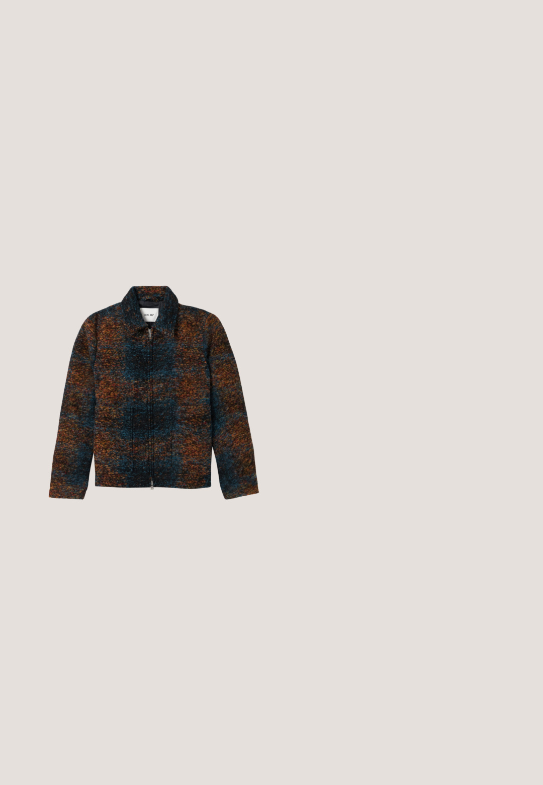 Veste en mélange de laine avec un col, affichant un motif multicolore de bleu marine, orange et marron. Fermeture éclair sur le devant et poches latérales.; Pull en maille bordeaux à manches longues avec un col montant côtelé et une courte fermeture éclair devant. Poignets et ourlet côtelés.; T-shirt à manches courtes et col rond en mauve foncé avec une étiquette de marque visible cousue à l'intérieur du col.; Pantalon marron foncé à jambes droites avec passants pour ceinture et fermeture éclair à l’avant, présenté sur un fond clair uni.; Bottes Chelsea en cuir marron avec panneaux latéraux élastiques, semelle en caoutchouc et détails cousus le long de l'avant-pied. Dotées d'anneaux de traction pour un enfilage facile.; Sac bandoulière en cuir marron foncé texturé avec une sangle réglable et un petit accent décoratif bleu sur le côté.