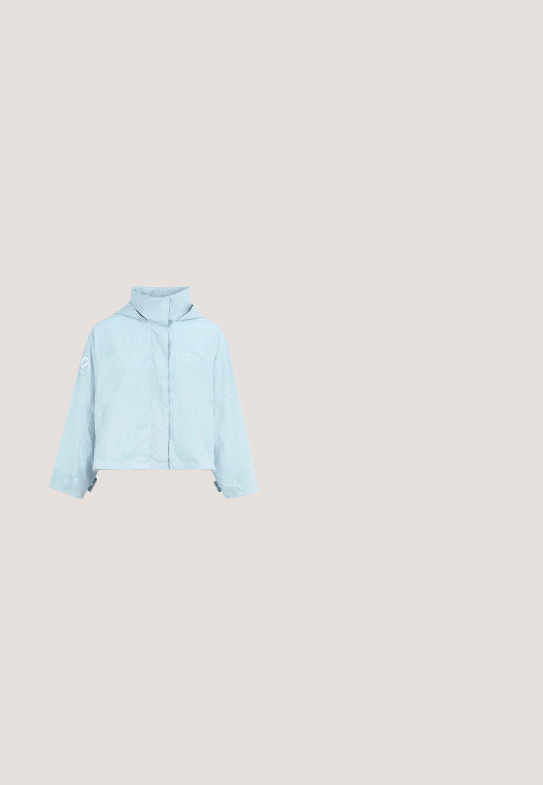 Hellblaue, hochgeschlossene Kapuzenjacke mit vorderlichem Reißverschluss und Druckknöpfen an den Ärmeln, mit einem kleinen weißen Logo am linken Arm.; Hellblaues Kurzarmtop mit strukturiertem, gestreiftem Muster. Verfügt über einen runden Ausschnitt und einen Kordelzugsaum für eine verstellbare Passform.; Hellgraue lässige Hose mit elastischem Bund, verstellbarem Kordelzug und Seitentaschen, für Komfort und entspannte Passform entworfen.; Hellblauer Sneaker mit Mesh- und Wildleder-Obermaterial, weißem Innenfutter, brauner strukturierter Sohle und Schnürverschluss vor weißem Hintergrund.; Helle blaue Leder-Schultertasche mit geschwungener Form, verstellbarem Riemen und Reißverschluss. Sanfte Textur und minimale Hardware-Details.; Stretch-Armband mit kleinen, runden blauen Perlen, drei silbernen Abstandsringen und einem rechteckigen silbernen Anhänger mit eingraviertem Herz.