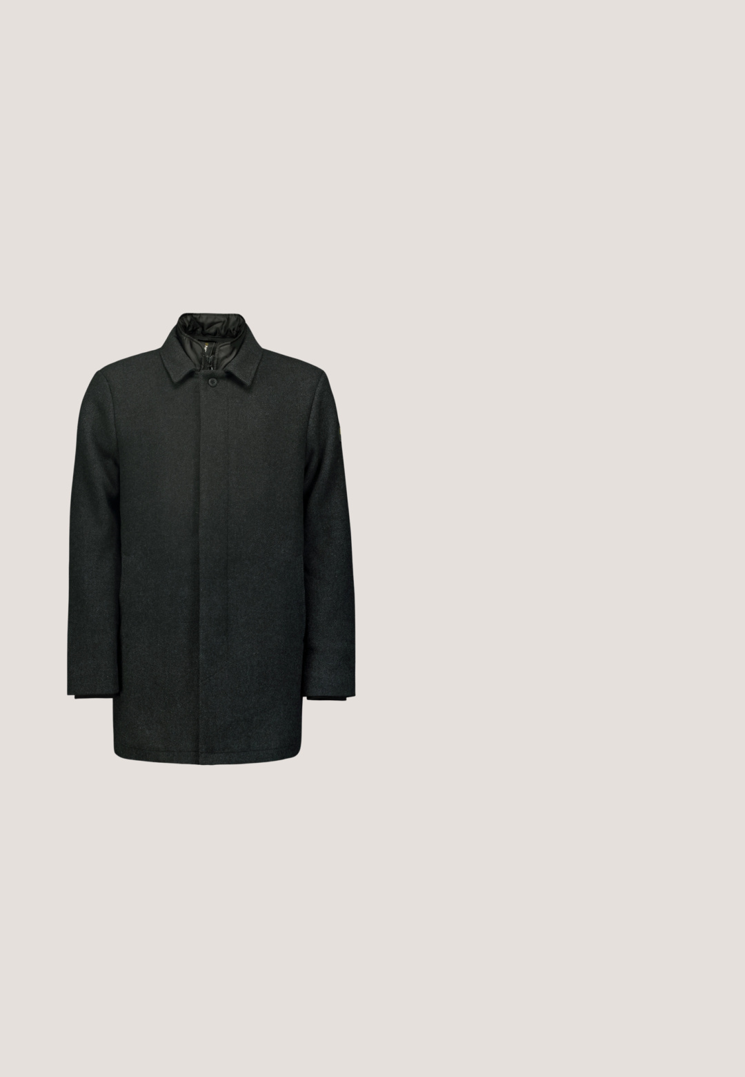 Zwarte wollen jas met een gestructureerd ontwerp, voorzien van een puntige kraag, knoopsluiting, zijzakken en een gladde binnenvoering.; Grijs sweater gemaakt van zachte stof, met een ronde halslijn, lange mouwen, ribbelmanchetten en een ontspannen pasvorm. Geen zichtbare patronen of logo's.; Zwart langemouwpoloshirt van zachte stof. Voorzien van een rits aan de hals en ribgebreide manchetten. Eenvoudig ontwerp met een klassieke kraag.; Zwarte broek van gladde stof. Heeft een knoopsluiting, lussen voor een riem en een slim fit ontwerp met taps toelopende pijpen. Geen zichtbare patronen.; JOOP! DANILO - Lage laarzen - black; Zwarte leren reistas met twee handvatten aan de bovenkant, een afneembare schouderband en een voorzak. Gladde textuur met een minimalistisch ontwerp.