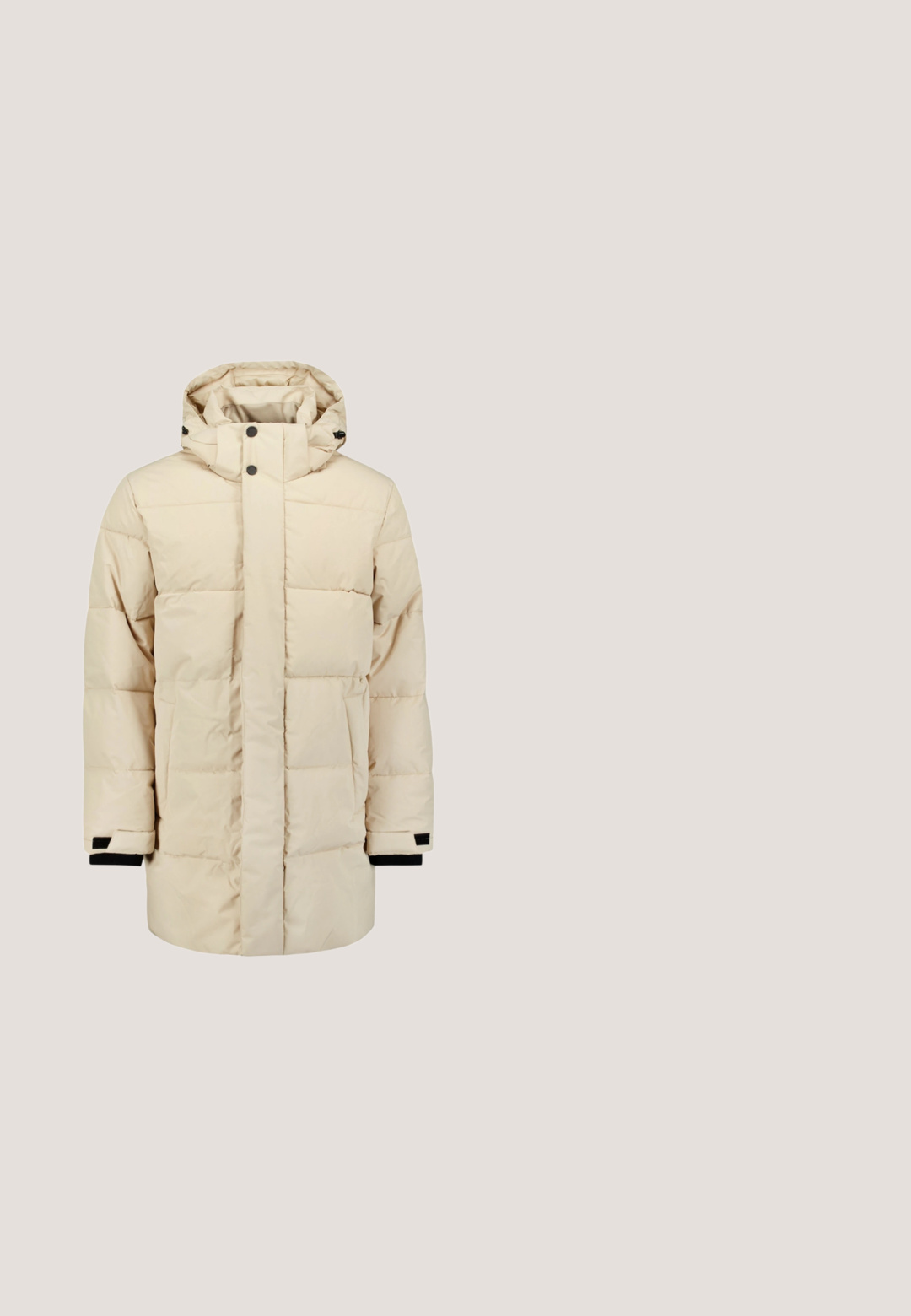 Veste en duvet beige avec capuche, dotée d'un devant zippé et de fermetures à boutons-pression, de grandes sections matelassées et d'accents noirs au niveau des poignets.; Pull en maille beige avec un col montant et une fermeture éclair 1/4. Il présente une rayure horizontale texturée marron sur la poitrine. Manches longues et ourlet côtelé.; T-shirt en coton blanc à coupe ample, col rond, manches courtes et ourlet plat, présentant une texture lisse et sans motifs visibles.; Jean en denim bleu clair avec une coupe droite, un design à cinq poches et une texture délavée. Dispose d'un bouton de fermeture et d'un écusson avec logo sur la taille.; Bottine en daim marron clair avec col rembourré, œillets métalliques et lacets, panneau latéral texturé, et semelle en caoutchouc robuste.; Sac bandoulière rectangulaire beige avec une fermeture éclair sur le dessus, tirette bleu marine et petit logo brodé de cavalier en bas à droite.