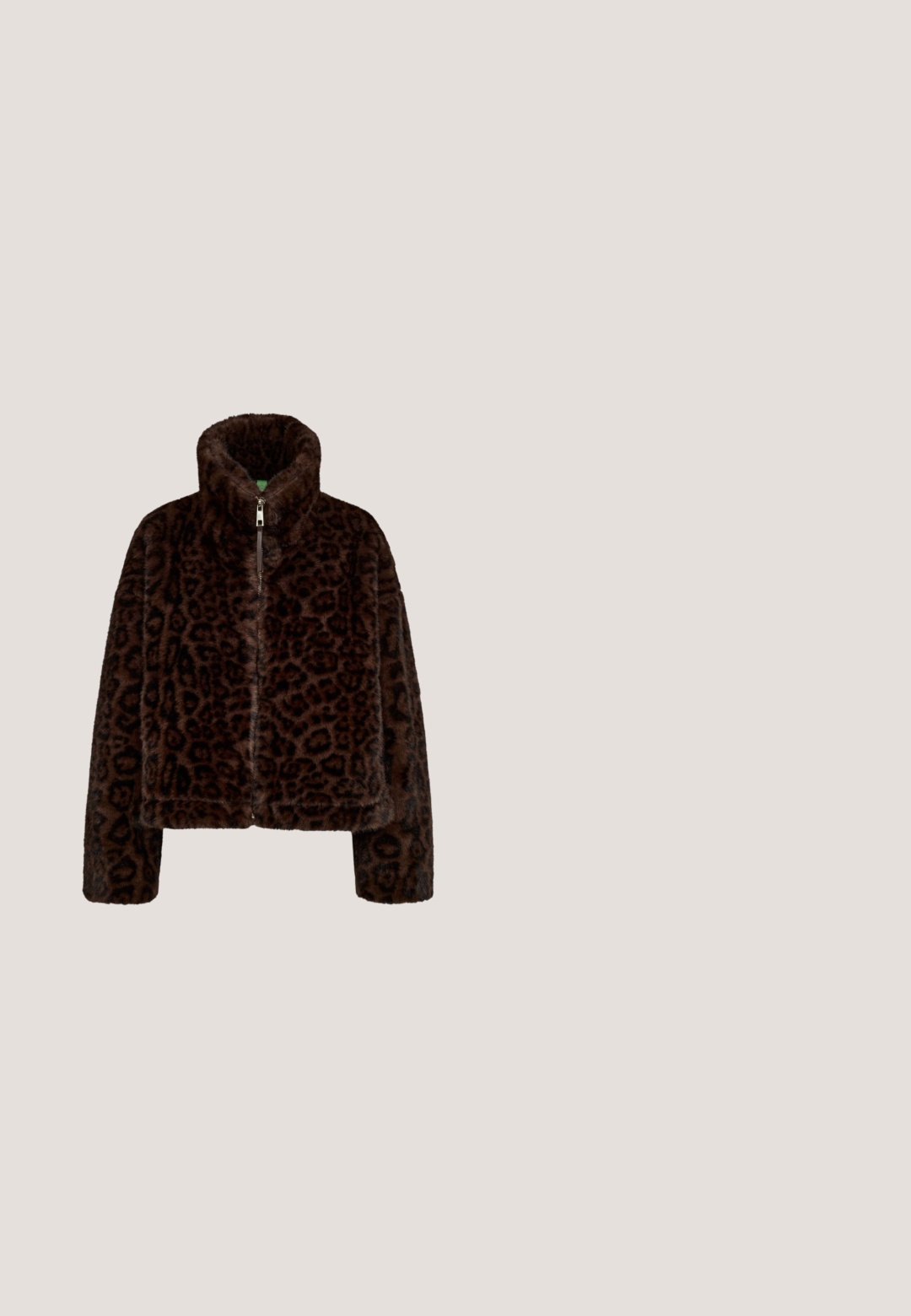 Donkerbruine faux fur jas met luipaardprint patroon en ritssluiting aan de voorkant, getoond tegen een witte achtergrond.; Coltrui met panterprint, gemaakt van zachte stof, voorzien van lange mouwen, in neutrale beige en zwarte tinten, met uiteenlopende vlekpatronen over het hele kledingstuk.; Tijgerprint wijde broek in bruin en zwart, met een knoopsluiting, twee voorzakken en een middellange taille. Zachte stof textuur.; Middenkuit laars met spits toelopende neus en hak van 3 inch, met een bruin-zwart luipaardprint patroon.; Bruine schildpad zonnebril met een kenmerkende golvende framevorm en donkere lenzen. Heeft een gouden accent op de poot.; Emmerzak met luipaardprint, een zwart metalen lus als handvat, een trekkoordsluiting en een zijden kettingriem. Soepele stof met een kenmerkend dierenpatroon.