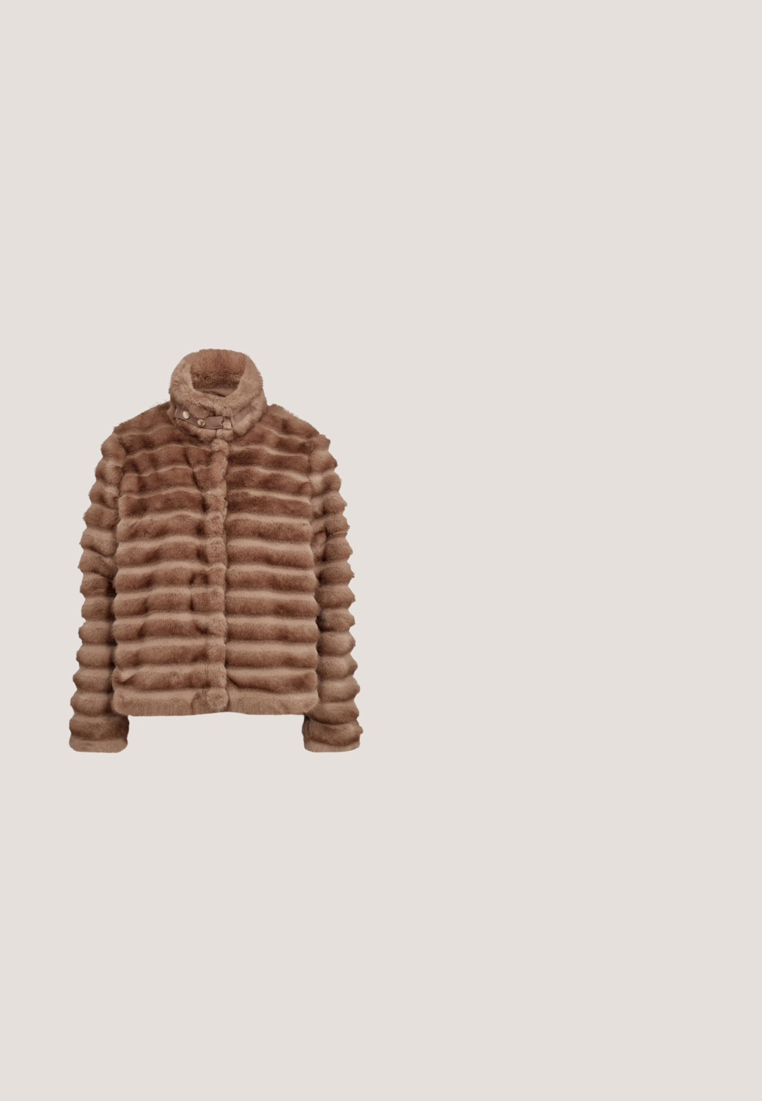 Brunstribet faux fur-jakke med høj krave og trykknaplukning, lange ærmer og blød, plysstoftekstur.; Brun, langærmet top med en struktureret, skinnende overflade. Cropped design med lukning i nøglehul på ryggen. Glat inderfor.; Flarebukser i et mørkebrunt, glitrende stof. Høj talje med en glat tekstur. Vide ben med en løs pasform, velegnet til forskellige lejligheder.; Snoningsstøvle til anklen med spidse tæer, der har en glansfuld overflade, neutrale beige- og brune farver, lav sort hæl og tekstureret mønster.; Brun ruskind clutch med en buet klaplukning, guld kædeaccent og en glat tekstur. Enkel design med et logodetail på forsiden.; Lagdelagt guldkæde med sorte perler, halvmånevedhæng, andre stenvedhæng og en lang perlet kvast midt på.