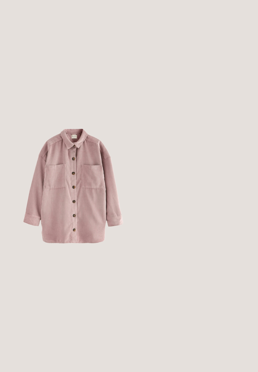 Veste en velours côtelé rose avec deux poches avant, col arrondi et boutons marron; présente une texture côtelée verticale et des manches longues.; Tissu rose clair avec une surface douce et texturée, affichant des plis subtils et un aspect uniforme, adapté à diverses applications textiles.; Chemise rose à manches longues avec des poignets boutonnés, présentant une texture lisse et des boutons assortis de couleur rose clair le long de la patte de boutonnage.; Pantalons en velours côtelé rose avec une finition texturée, comportant une poche avant et un bouton métallique. Le tissu est doux avec de fines rainures verticales.; Chaussures en daim rose avec une semelle plate, un bout arrondi et des lacets décoratifs. Comprend des œillets en métal et des détails de couture surélevés.; Sac cabas beige avec des poignées roses présentant un motif floral de grandes roses roses et rouges et un petit détail de nœud rose.